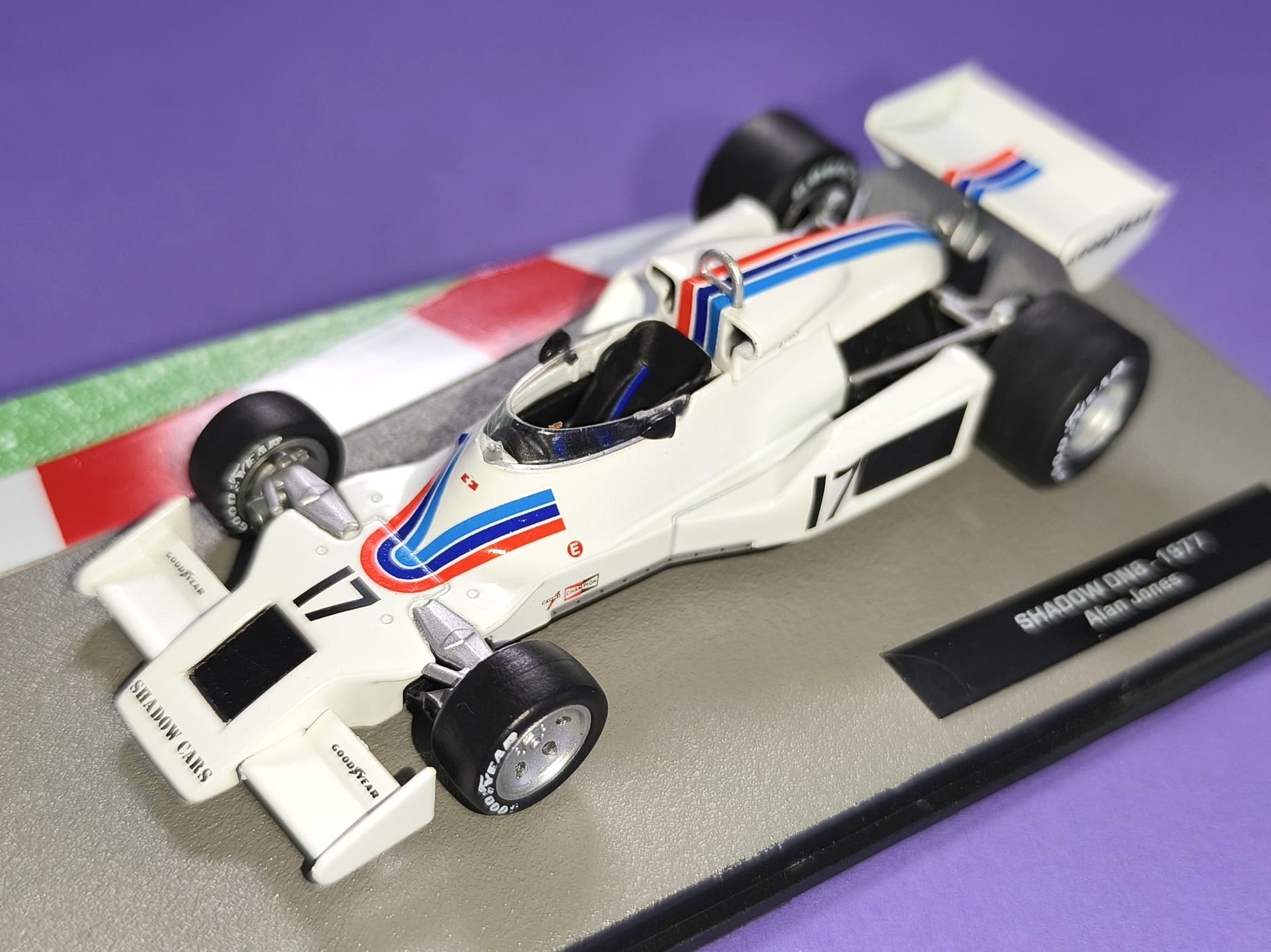Modellauto 1:43 NEU, Alan Jones, Shadow DN8, Formel 1 Grand Prix 1977, in Plexiglasbox. 