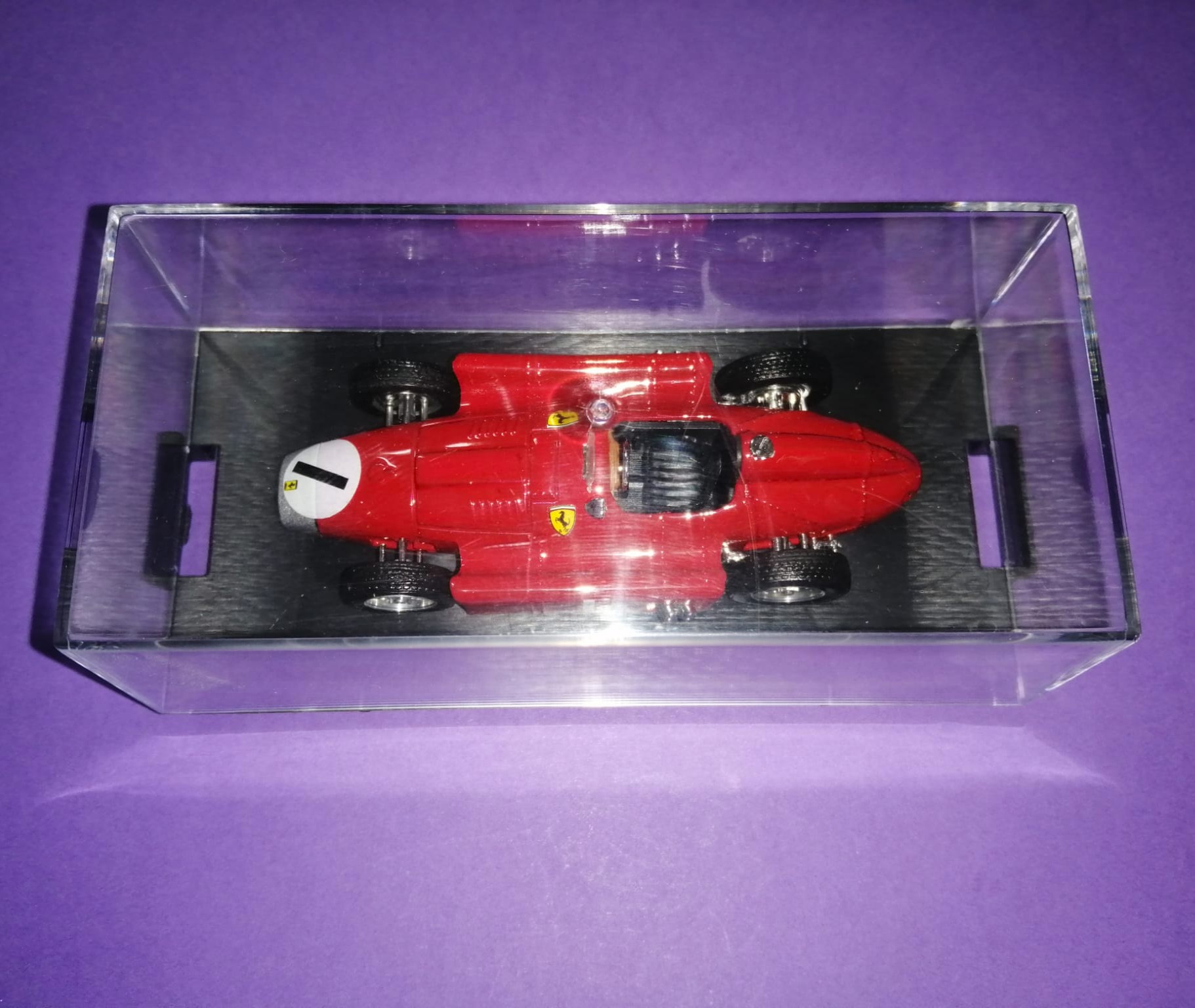 BRUMM Modellauto 1:43, Juan Manuel Fangio, Ferrari D50, Sieger Formel 1 Grand Prix Groß Britanien Silverstone 1956, in Original Plexiglasbox und Kartonhülle.