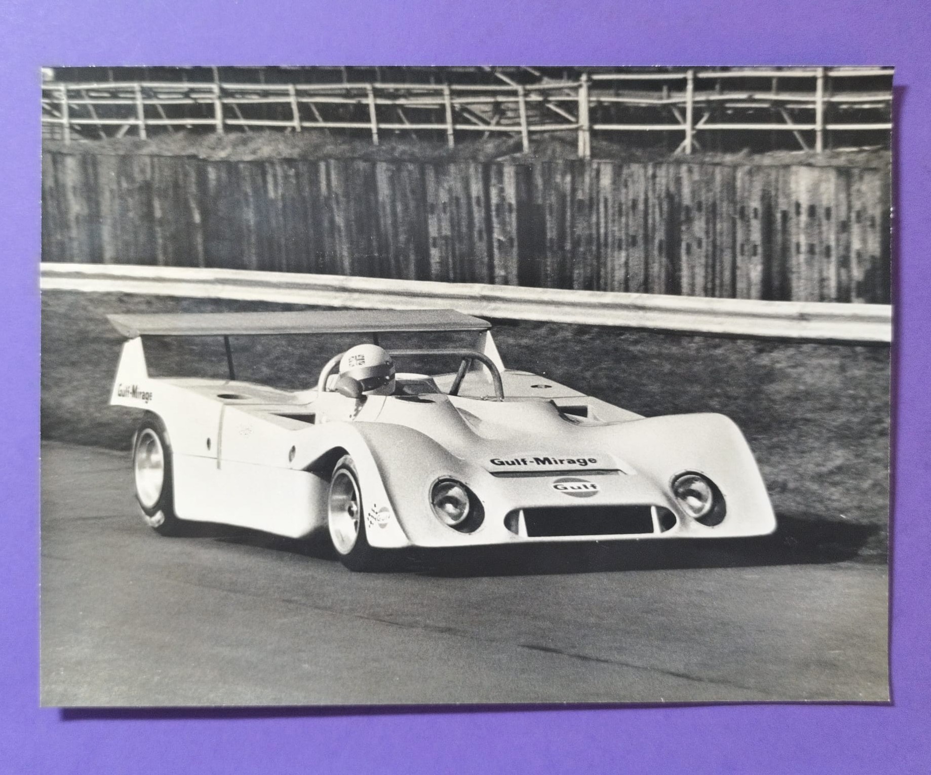 RARITÄT! altes Pressefoto, Derek Bell, GULF-Mirage M6, Testfahrten Silverstone 1972, 1000km & 6h Langstreckenfahrzeug, Sebring,.. 15x21cm