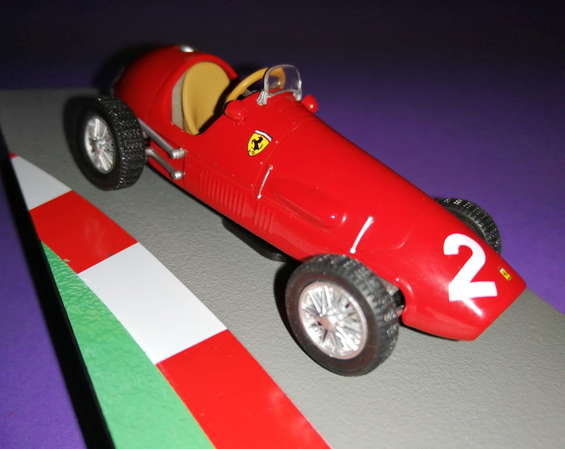 Modellauto 1:43 NEU, Nino Farina, Ferrari 500 F2, Formel 1 Grand Prix 1953, In Plexiglasbox. 