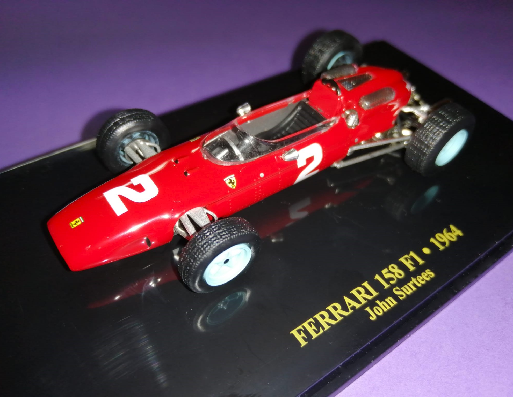 Modellauto 1:43 NEU, John Surtess, Ferrari 158, Formel 1 Grand Prix Weltmeister 1964, In Plexiglasbox. 