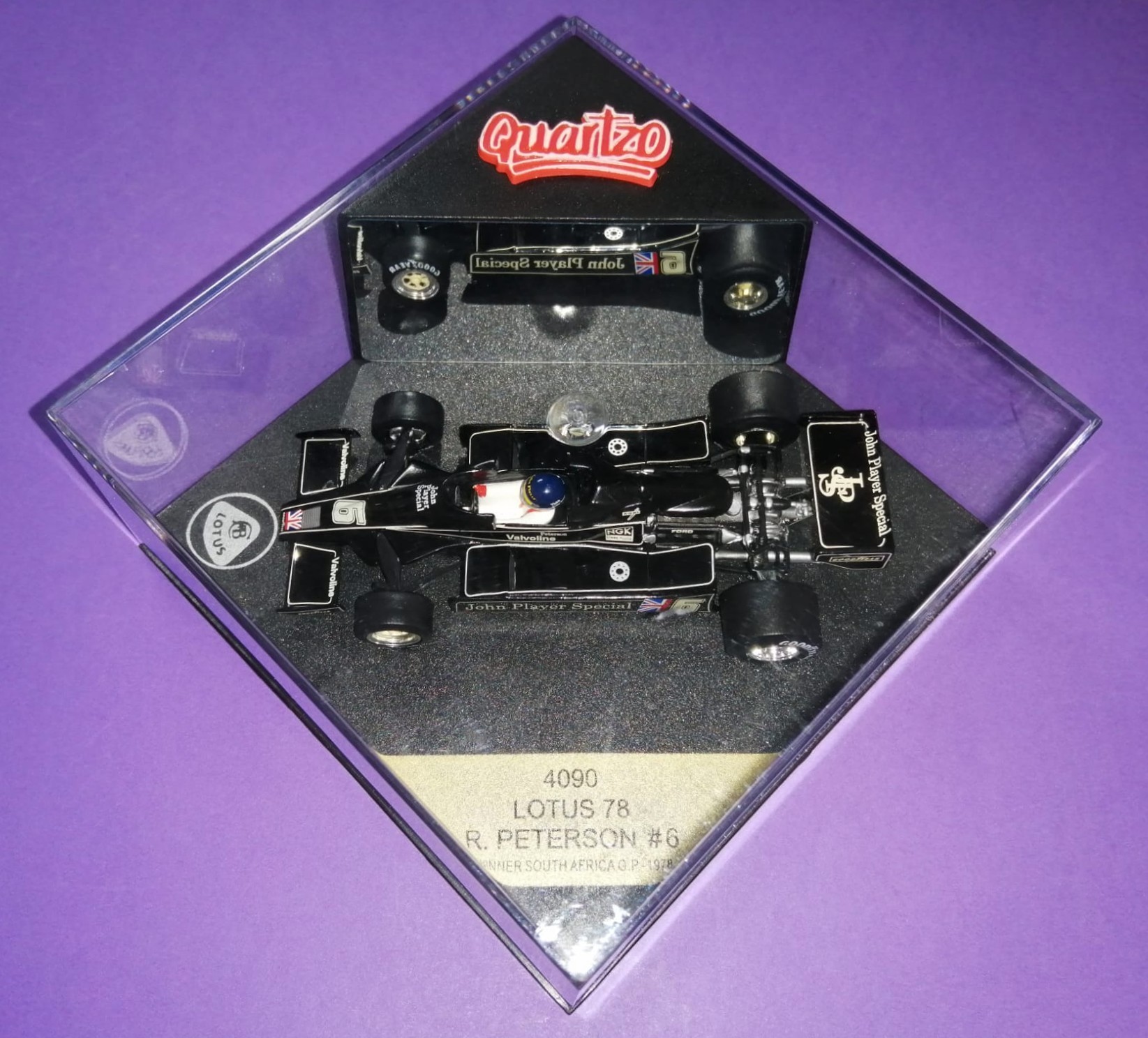 altes Quartzo Modellauto 1:43, Ronnie Peterson, John Player Spezial Lotus 78, Sieger Formel 1 Grand Prix Süd Afrika Kyalami 1978, in Original Plexiglasbox.