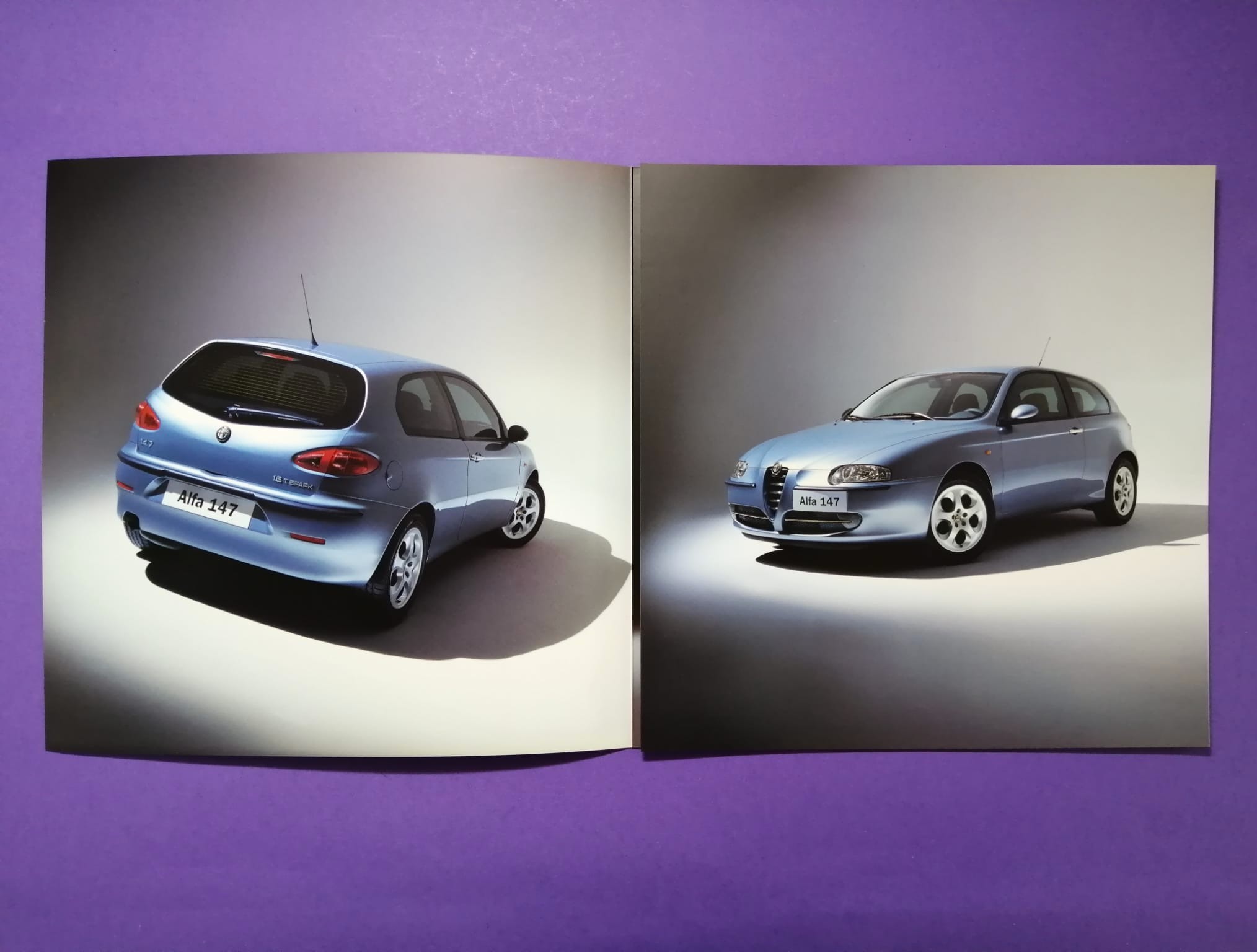 altes Original Autoprospekt, Alfa-Romeo 147, Modellfarben Karosserie & Innenraum, Technische Daten, aus dem Jahr 2000, 01, 3 teilig 