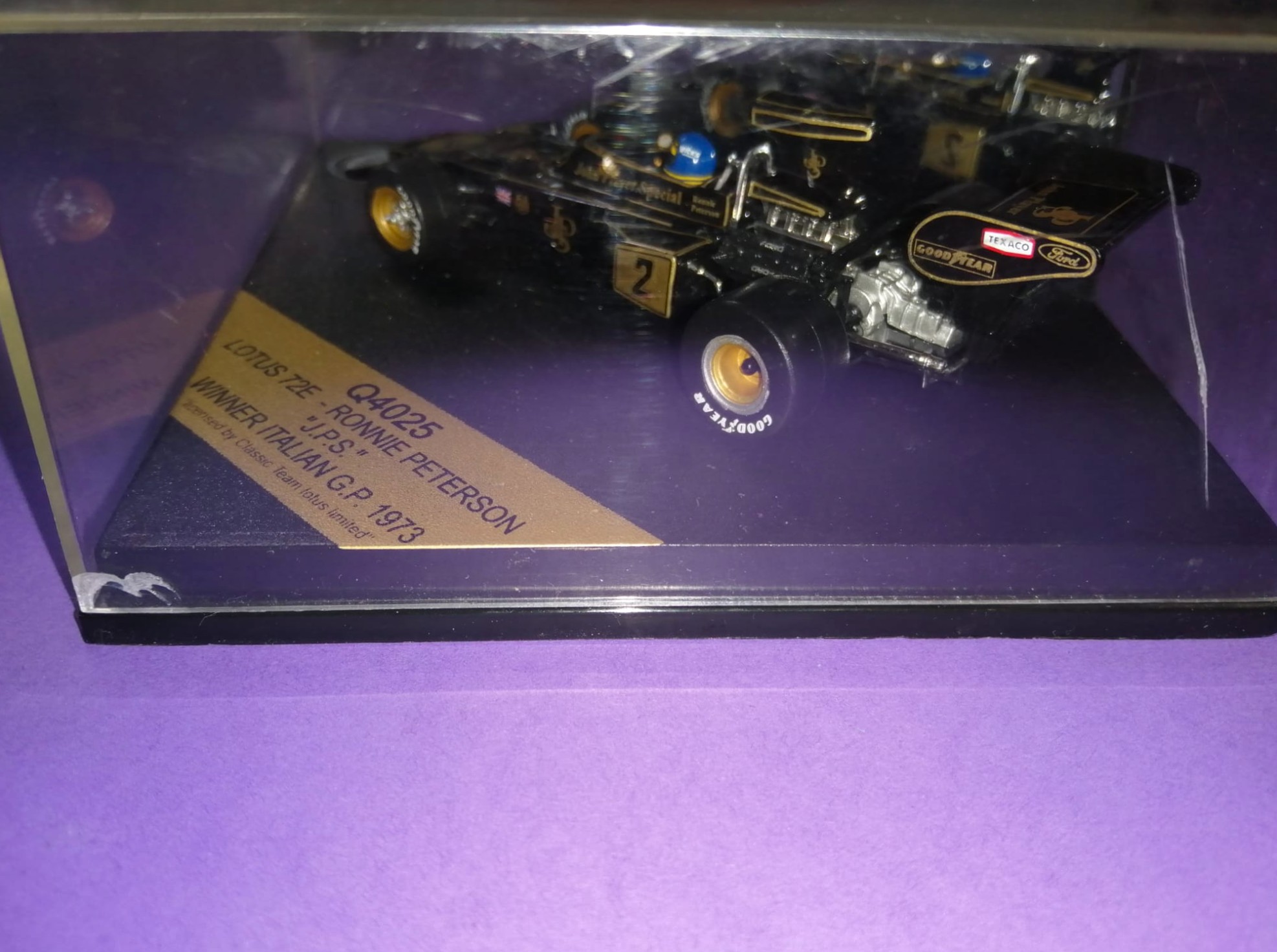 altes Quartzo Modellauto 1:43, Ronnie Peterson, John Player Spezial Lotus 72E, Sieger Formel 1 Grand Prix Italien Monza 1973, in Original Plexiglasbox.
