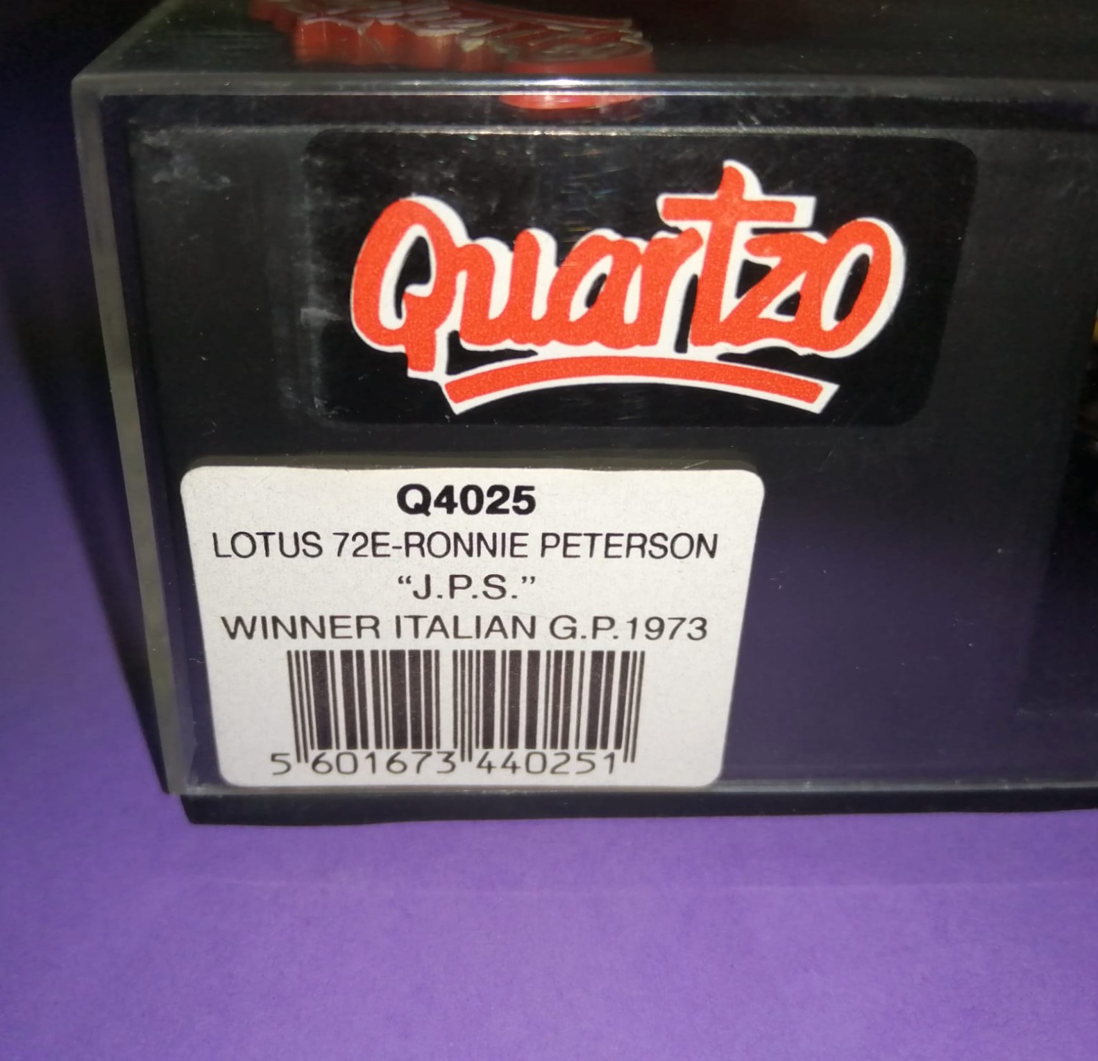 altes Quartzo Modellauto 1:43, Ronnie Peterson, John Player Spezial Lotus 72E, Sieger Formel 1 Grand Prix Italien Monza 1973, in Original Plexiglasbox.