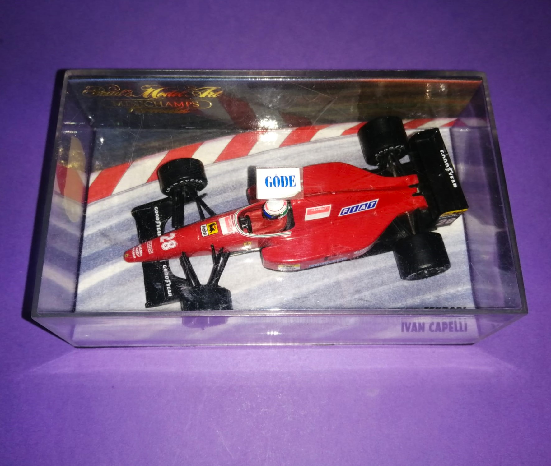 altes MINICHAMPS Modellauto 1:43, Ivan Capelli, Ferrari, Formel 1 Grand Prix 1992, In Plexiglasbox.
