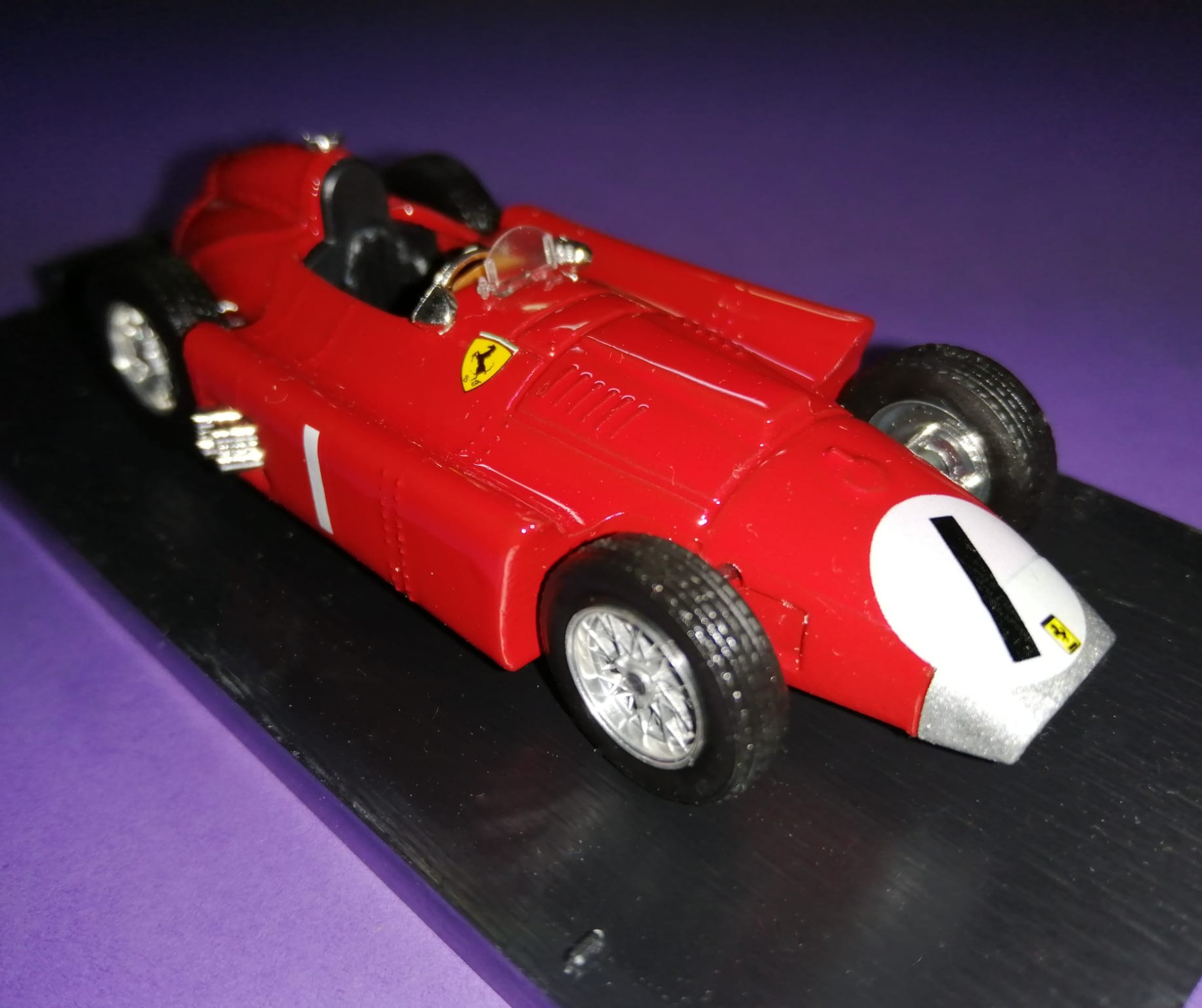 BRUMM Modellauto 1:43, Juan Manuel Fangio, Ferrari D50, Sieger Formel 1 Grand Prix Groß Britanien Silverstone 1956, in Original Plexiglasbox und Kartonhülle.