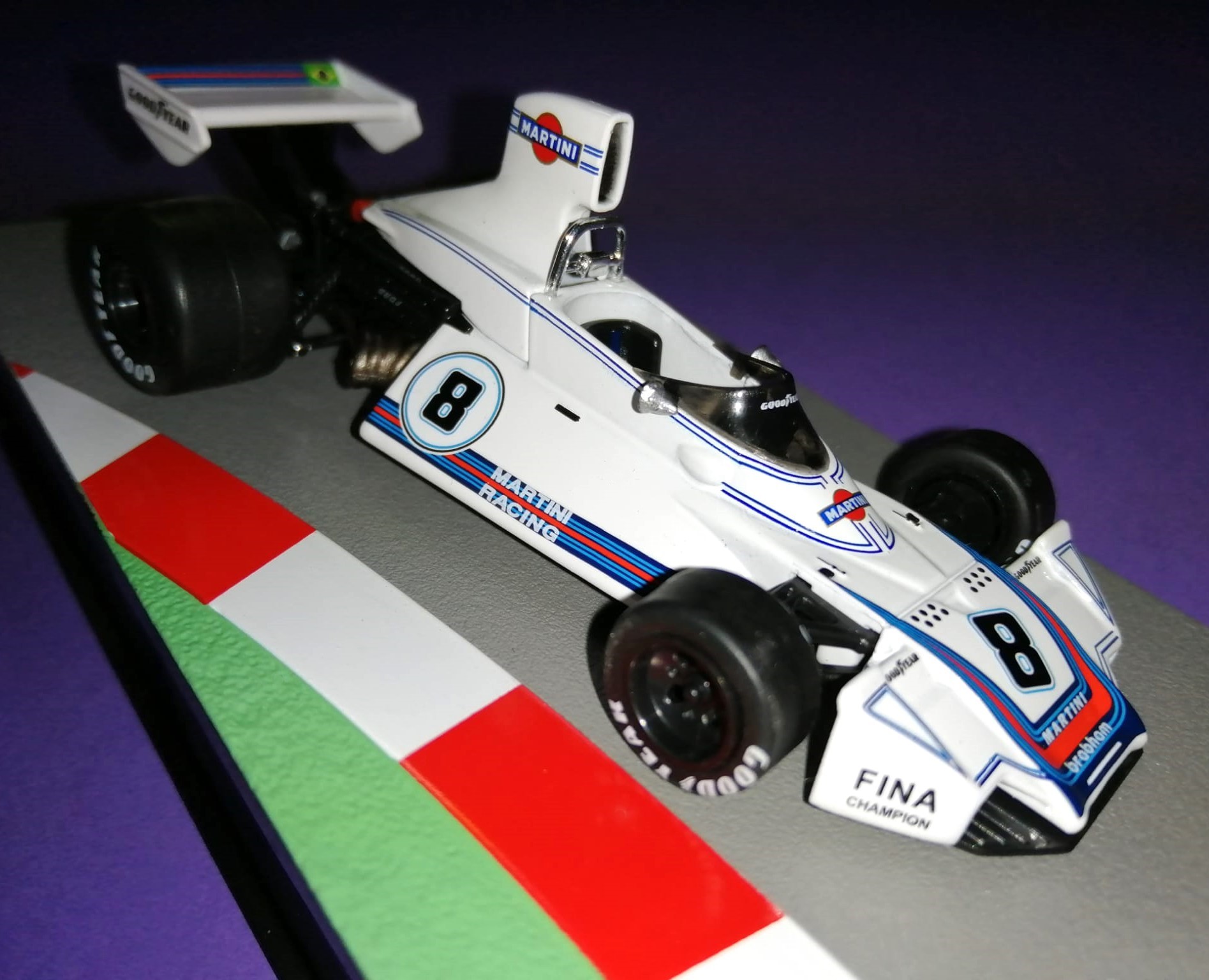 Modellauto 1:43 NEU, Carlos Pace, Martini Brabham BT44B, Formel 1 Grand Prix Brasilien 1975, in Plexiglasbox. 
