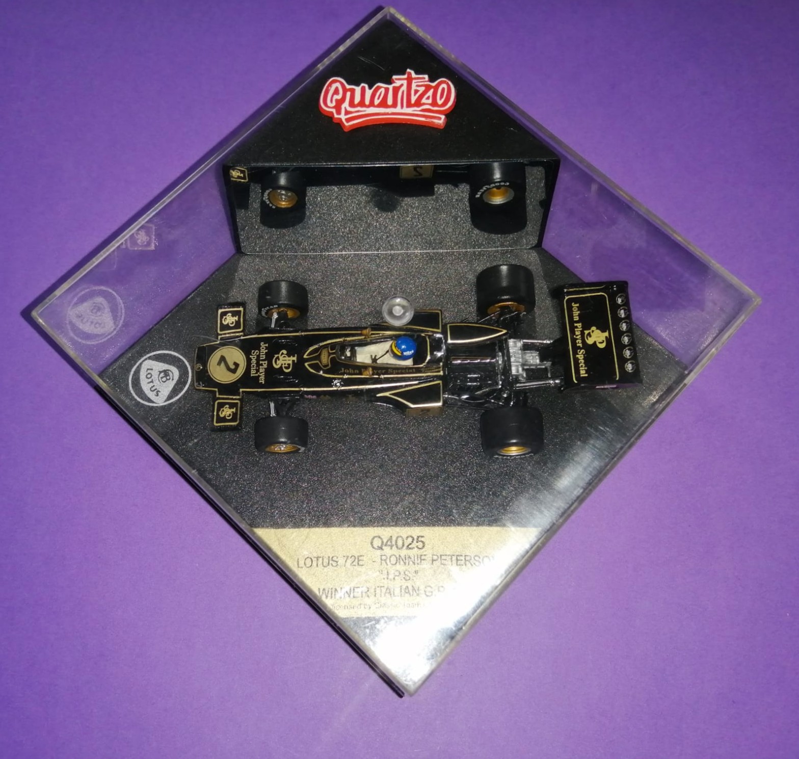 altes Quartzo Modellauto 1:43, Ronnie Peterson, John Player Spezial Lotus 72E, Sieger Formel 1 Grand Prix Italien Monza 1973, in Original Plexiglasbox.