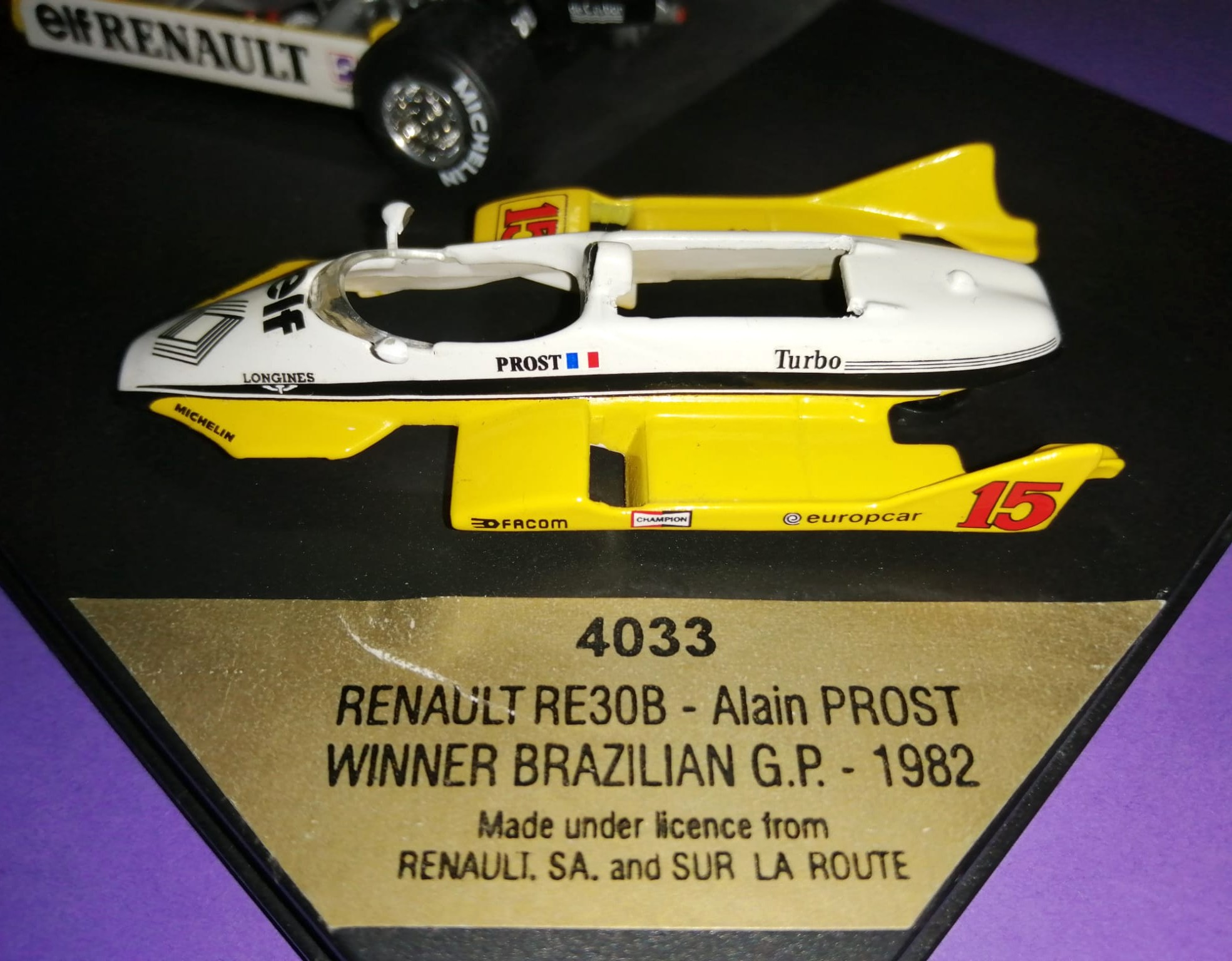 altes Quartzo Modellauto 1:43, Alain Prost, Renault RE30B, Sieger Formel 1 Grand Prix Brasilien Rio de Janeiro 1982, in Original Plexiglasbox.