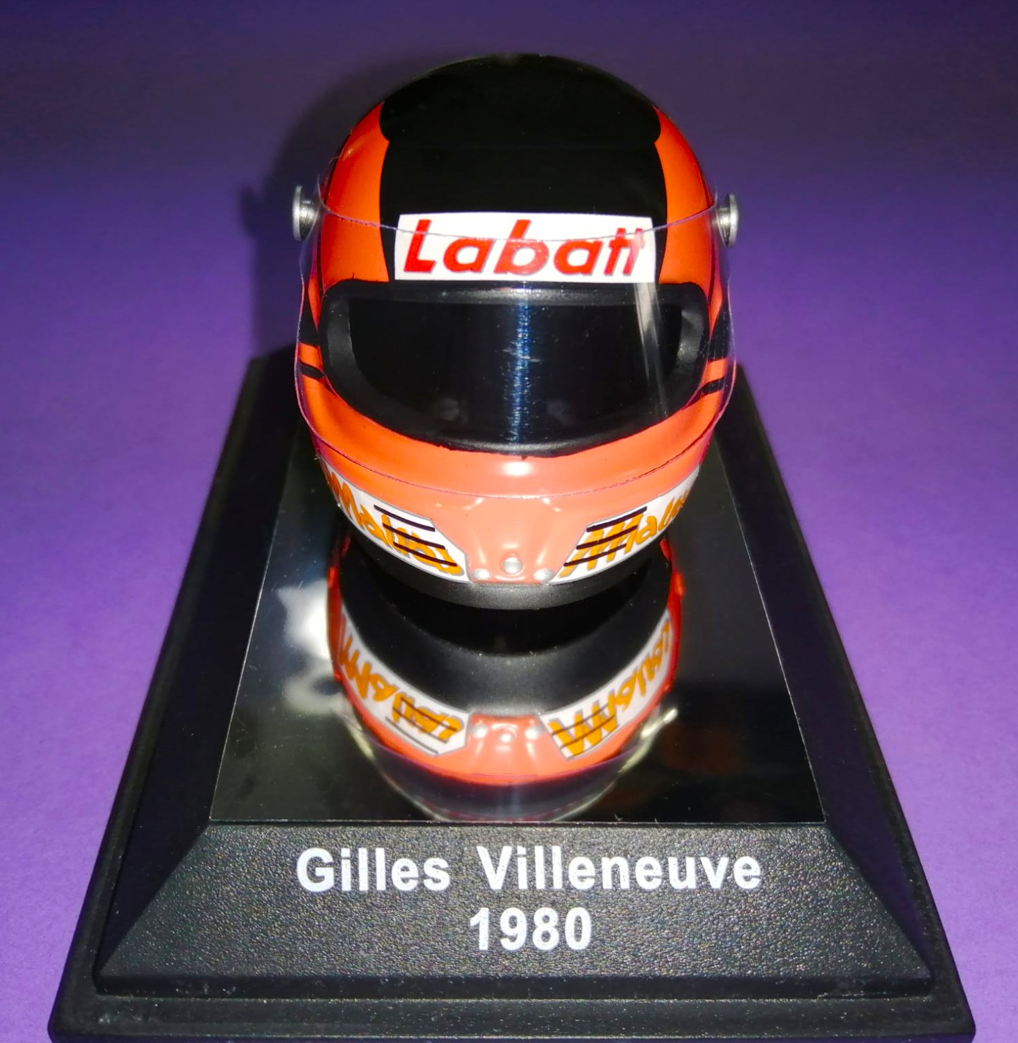 alter Metall Miniaturhelm 1:6, Gilles Villeneuve, Ferrari, Formel 1 Grand Prix 1980, in Original Plexiglasbox.