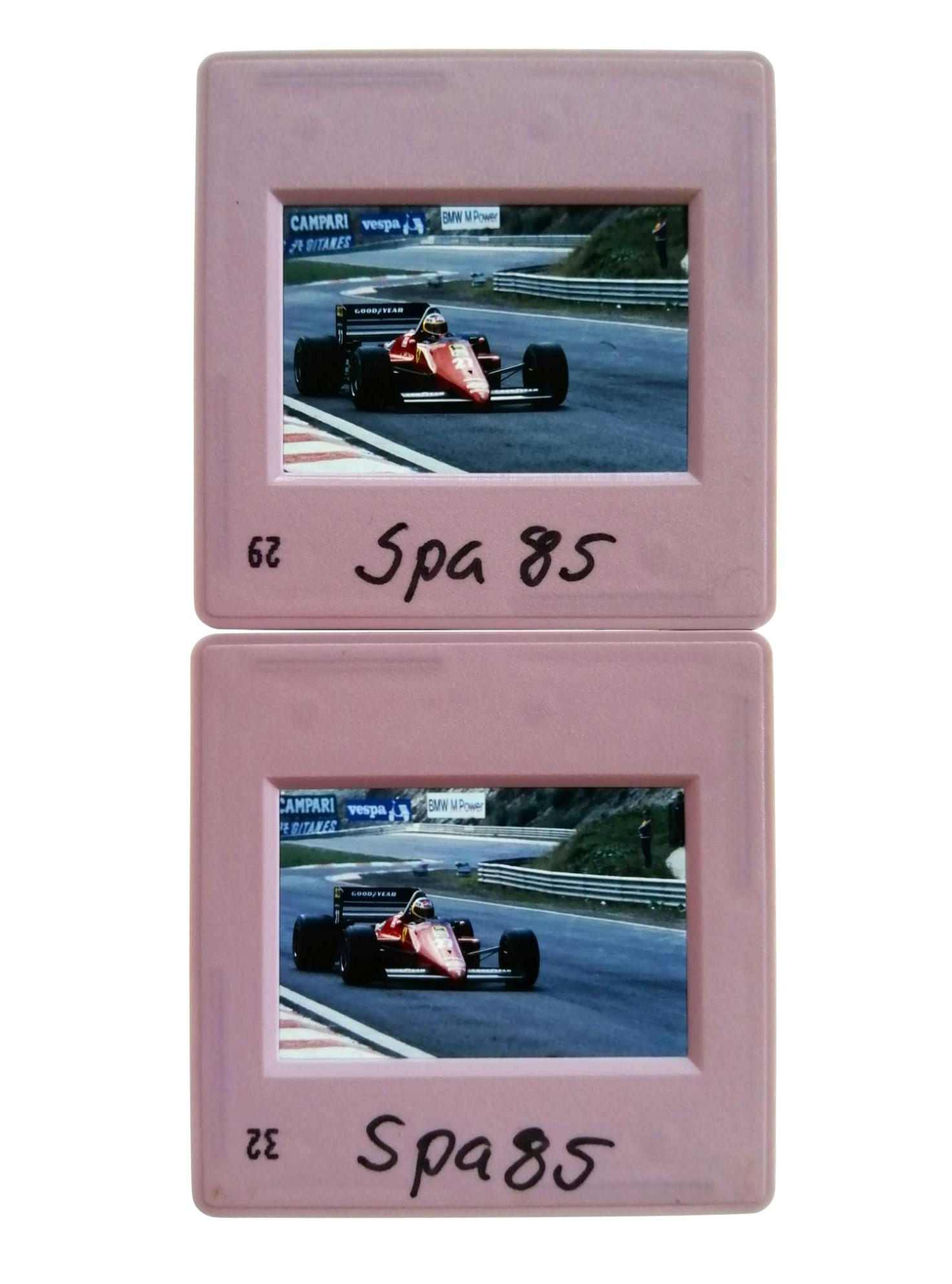 2 Stück alte Presse Foto DIAs, Michele Alboreto, Ferrari, Formel 1 Grand Prix Belgien Spa-Francorchamps 1985, 5x5cm 