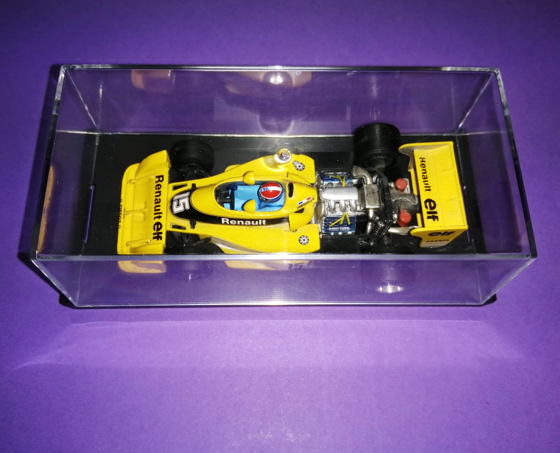 altes Quartzo Modellauto 1:43, Renault RS01 Turbo, Jean-Pierre Jabouille, Formel 1 Grand Prix 1977, in Plexiglasbox.
