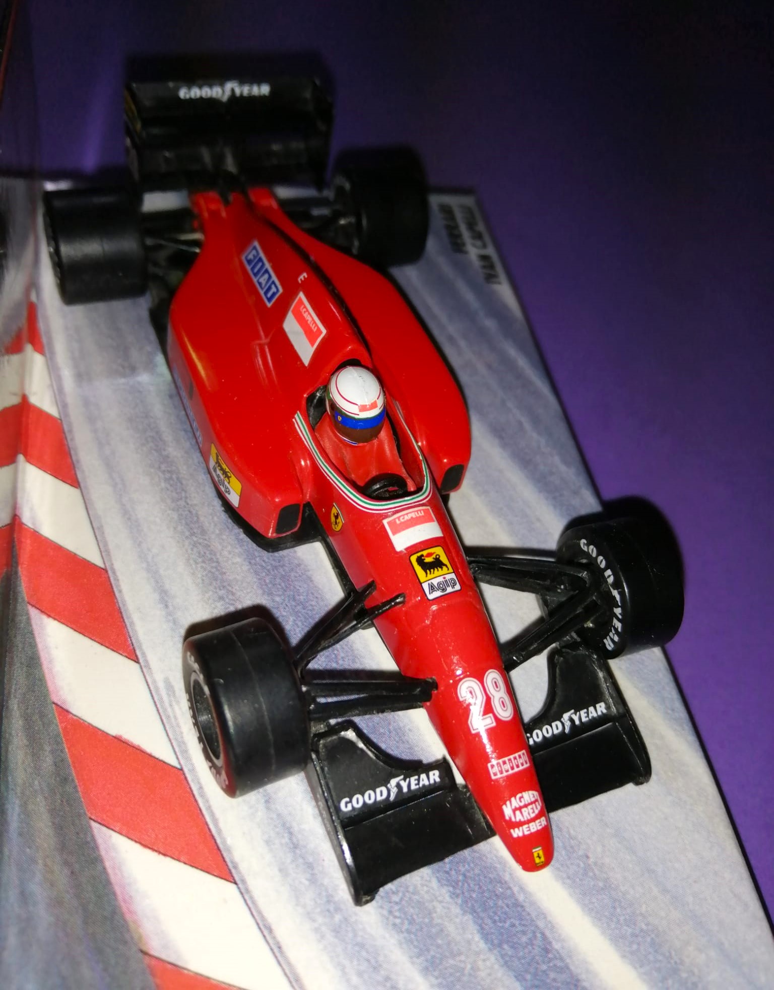 altes MINICHAMPS Modellauto 1:43, Ivan Capelli, Ferrari, Formel 1 Grand Prix 1992, In Plexiglasbox.