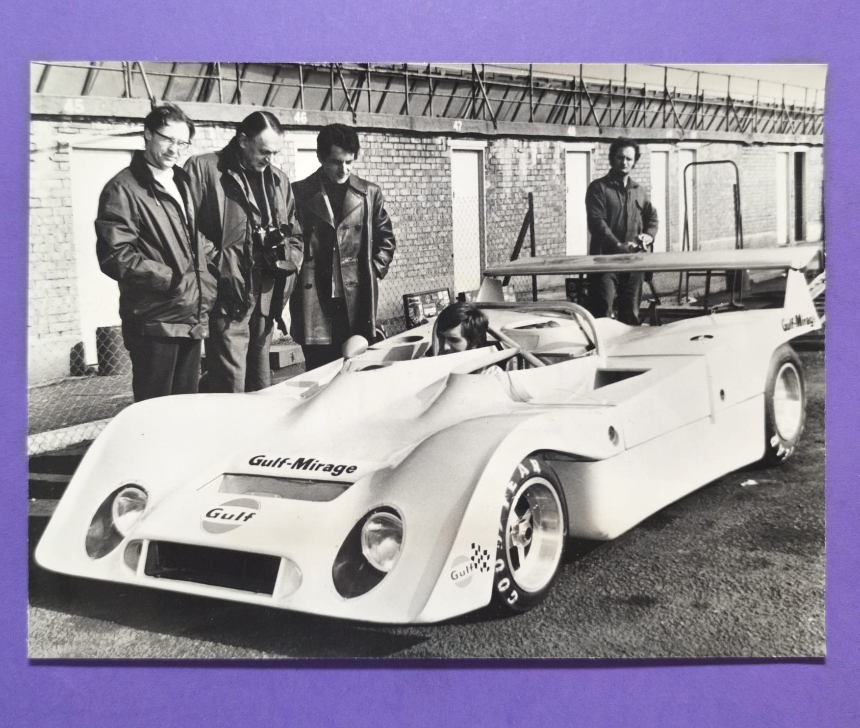 RARITÄT! altes Pressefoto, Derek Bell, GULF-Mirage M6, Testfahrten Silverstone 1972, 1000km & 6h Langstreckenfahrzeug, Sebring,.. 15x21cm