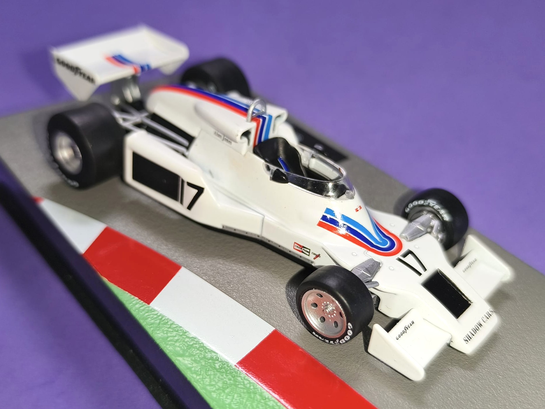 Modellauto 1:43 NEU, Alan Jones, Shadow DN8, Formel 1 Grand Prix 1977, in Plexiglasbox. 