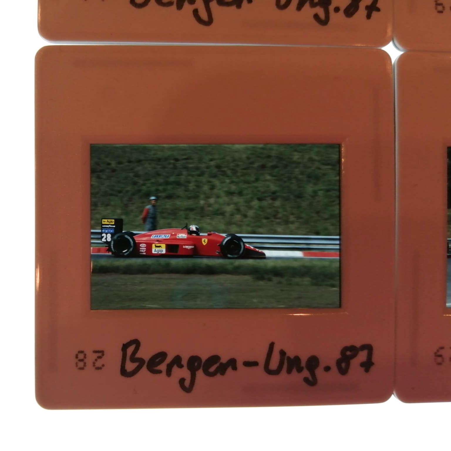 4 Stück alte Presse Foto DIAs, Gerhard Berger, Ferrari, Formel 1 Grand Prix Ungarn Hungaroring Budapest 1987, 5x5cm 