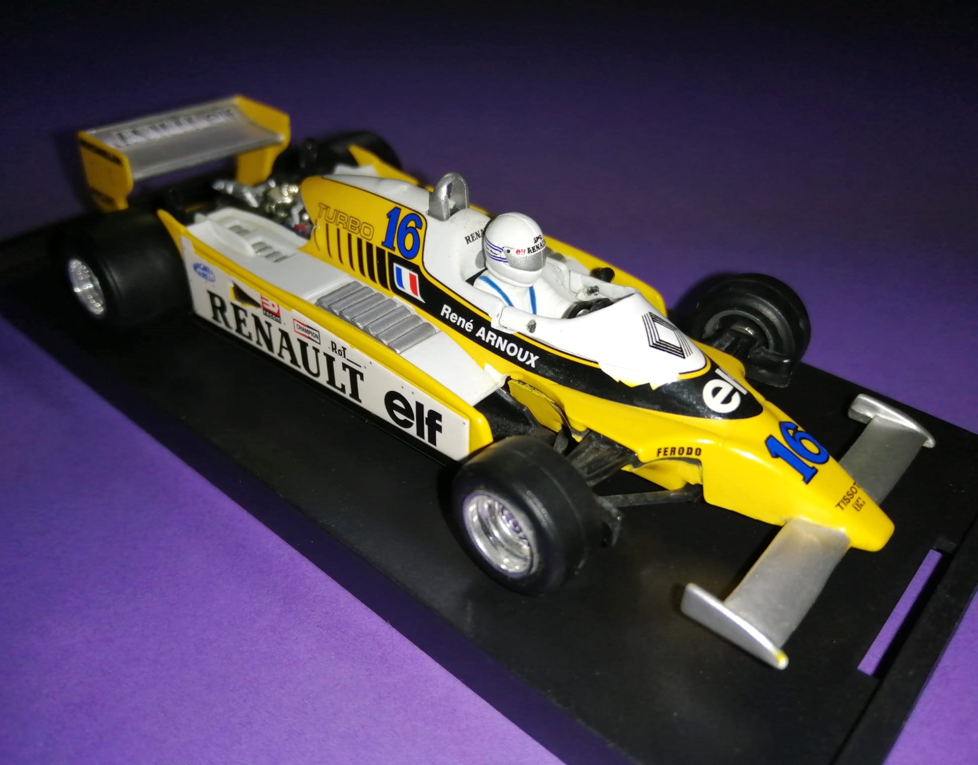 altes Quartzo Modellauto 1:43, Renault RE20 Turbo, Rene Arnoux, Formel 1 Grand Prix 1980, in Plexiglasbox.