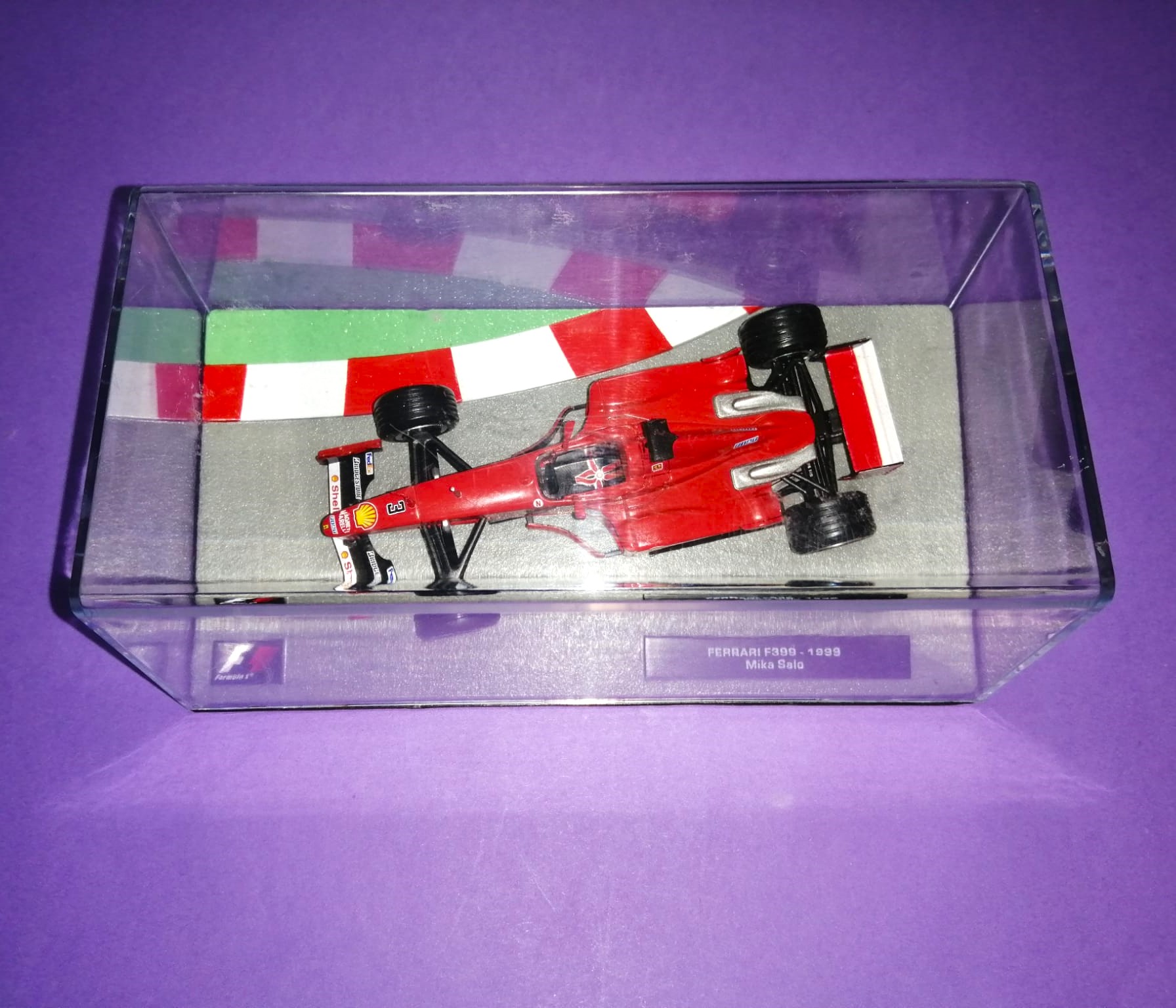 Modellauto 1:43 NEU, Mika Salo, Ferrari F399, Formel 1 Grand Prix 1999, In Plexiglasbox. 