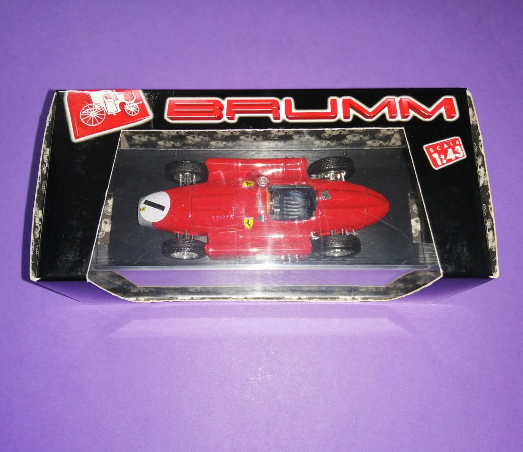 BRUMM Modellauto 1:43, Juan Manuel Fangio, Ferrari D50, Sieger Formel 1 Grand Prix Groß Britanien Silverstone 1956, in Original Plexiglasbox und Kartonhülle.