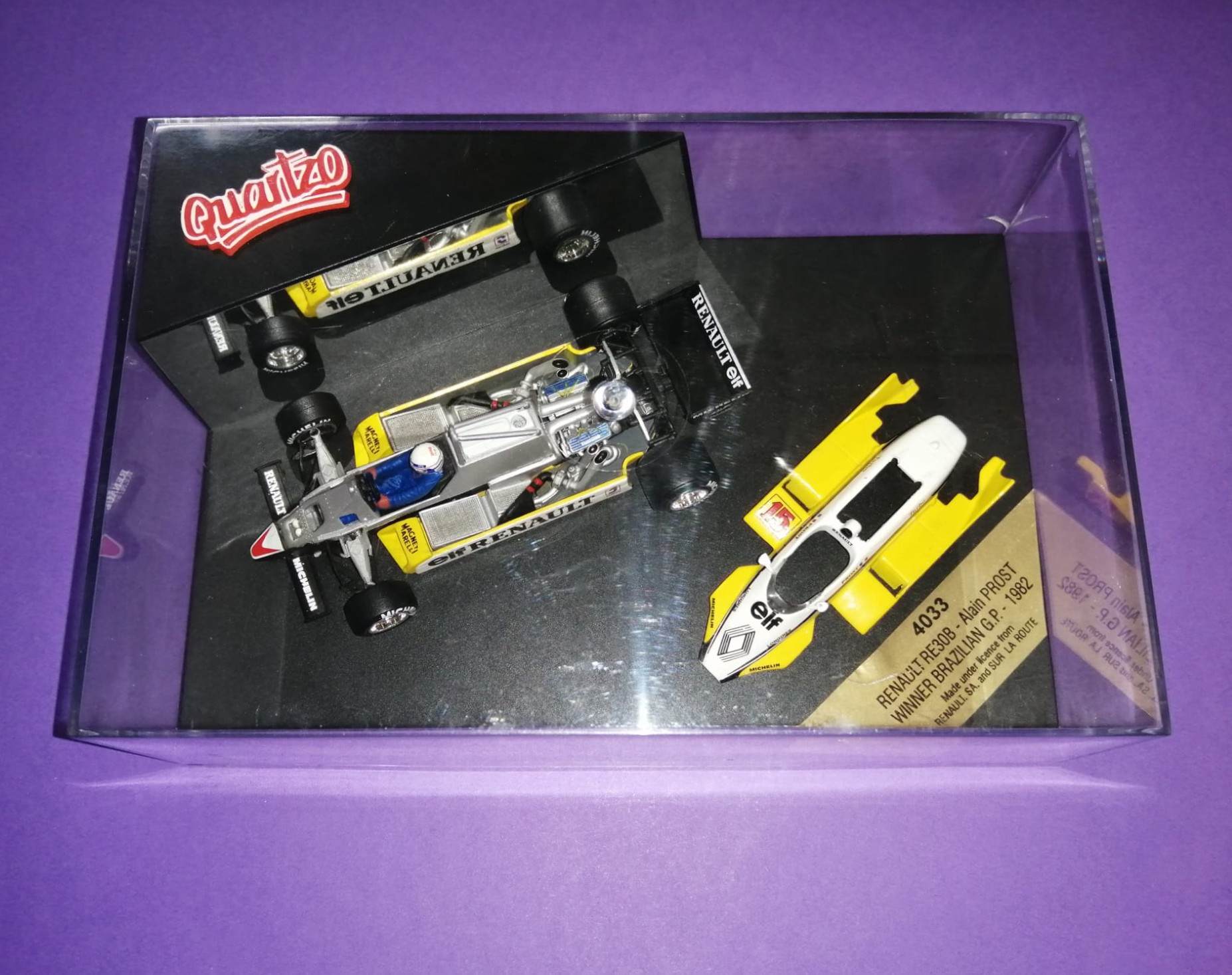 altes Quartzo Modellauto 1:43, Alain Prost, Renault RE30B, Sieger Formel 1 Grand Prix Brasilien Rio de Janeiro 1982, in Original Plexiglasbox.
