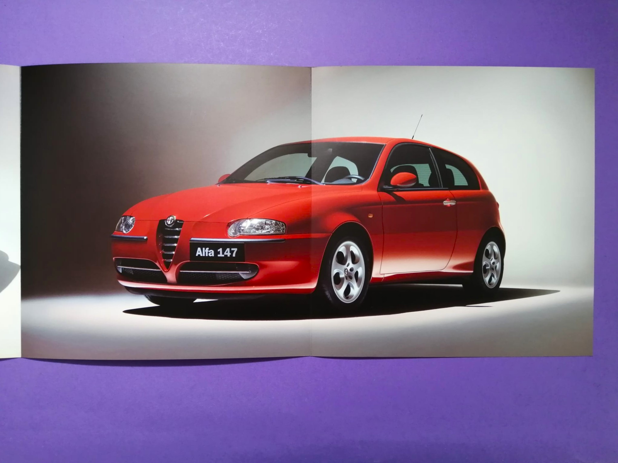 altes Original Autoprospekt, Alfa-Romeo 147, Modellfarben Karosserie & Innenraum, Technische Daten, aus dem Jahr 2000, 01, 3 teilig 