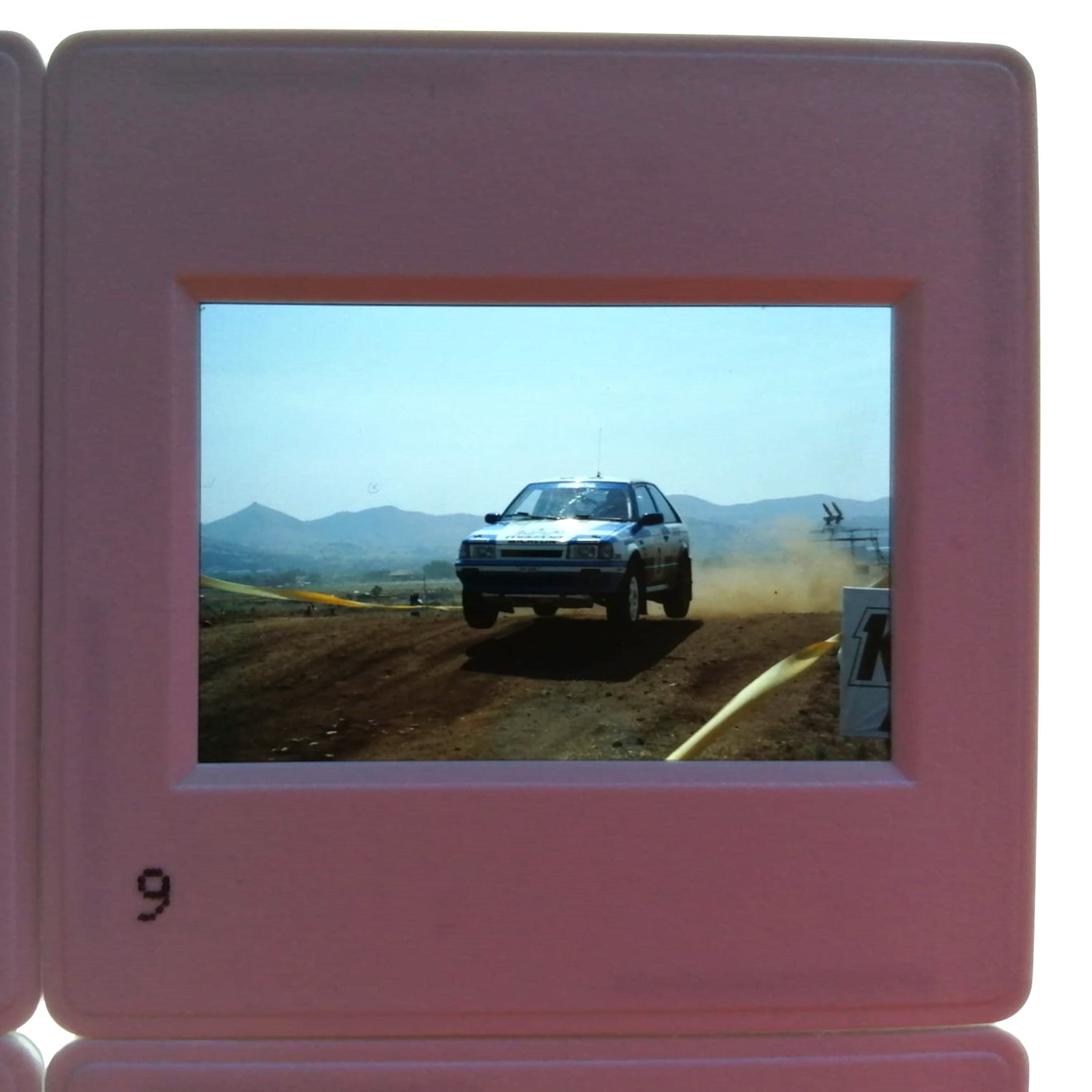 4 Stück alte Presse Foto DIAs, Mazda 323 4WD, Nr. 3 Salonen, Harjanne, Nr. 6 Mikkola, Geistdörfer, Acropolis Rallye WM 1988, 5x5cm 