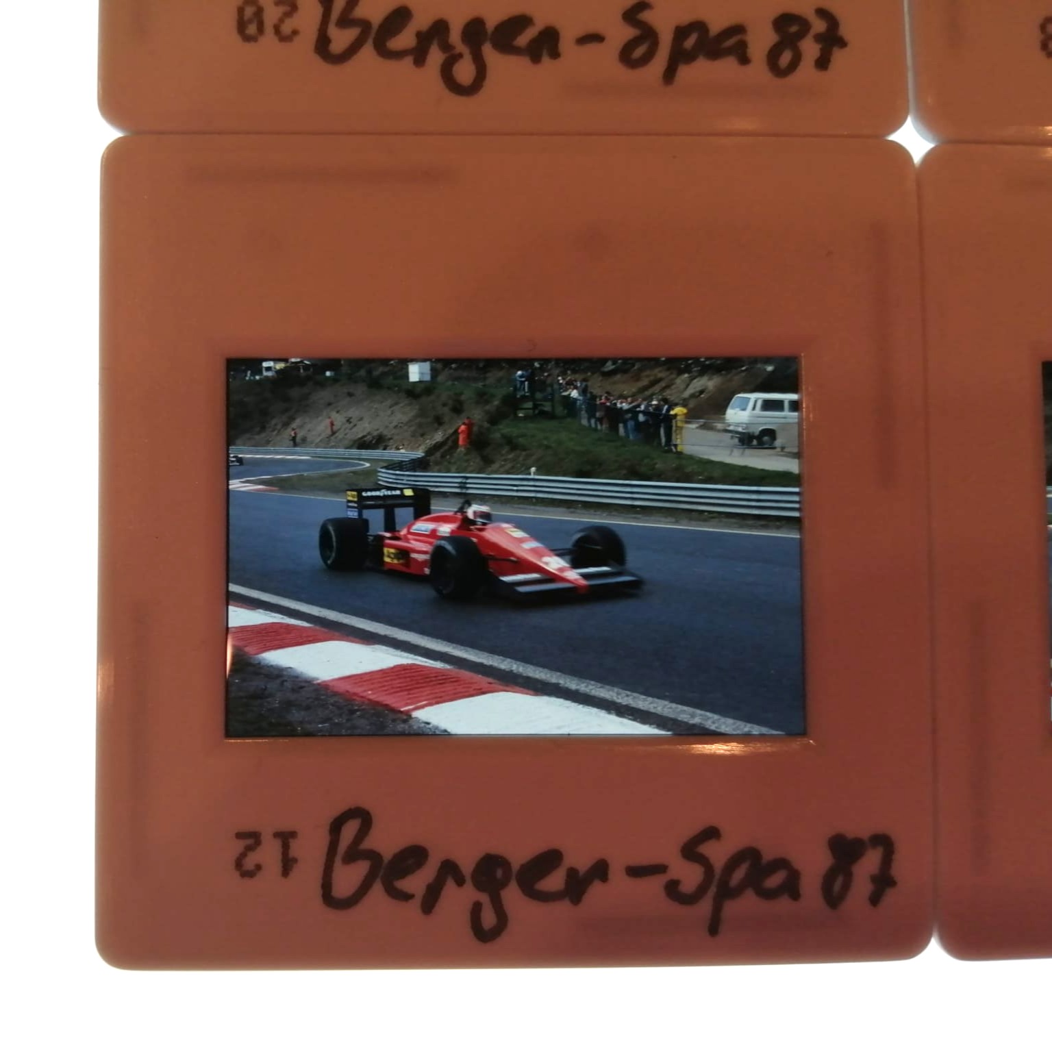 4 Stück alte Presse Foto DIAs, Gerhard Berger, Ferrari, Formel 1 Grand Prix Belgien Spa-Francorchamps 1987, 5x5cm