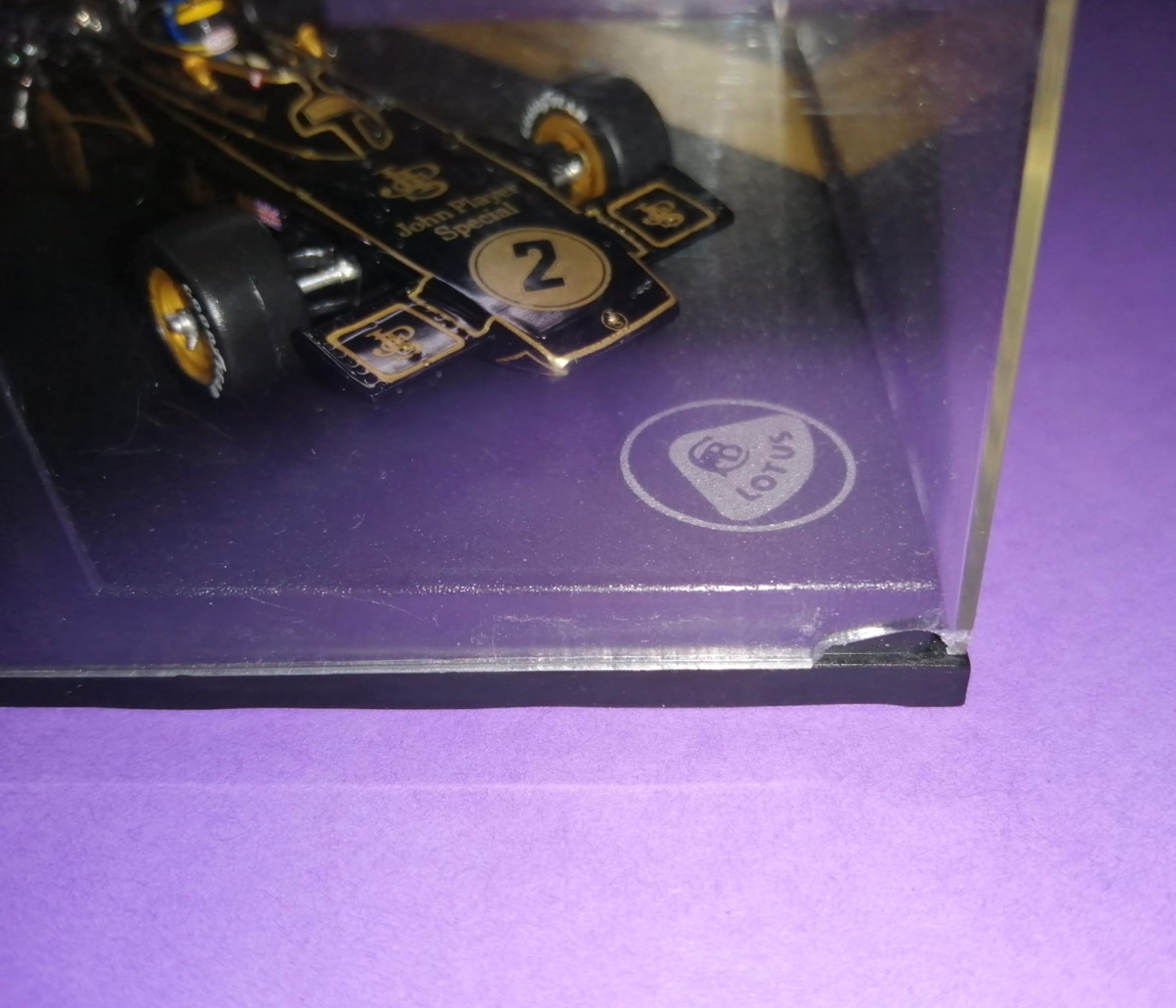 altes Quartzo Modellauto 1:43, Ronnie Peterson, John Player Spezial Lotus 72E, Sieger Formel 1 Grand Prix Italien Monza 1973, in Original Plexiglasbox.