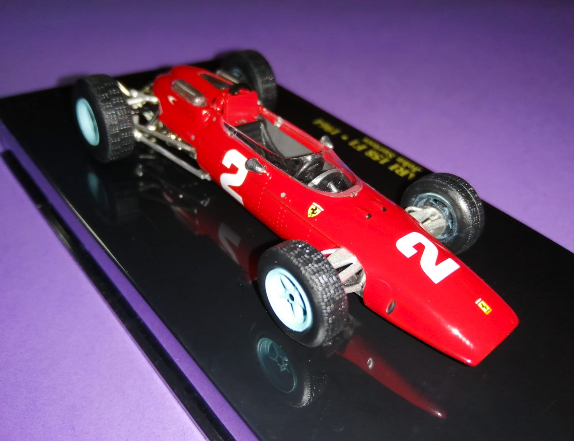 Modellauto 1:43 NEU, John Surtess, Ferrari 158, Formel 1 Grand Prix Weltmeister 1964, In Plexiglasbox. 