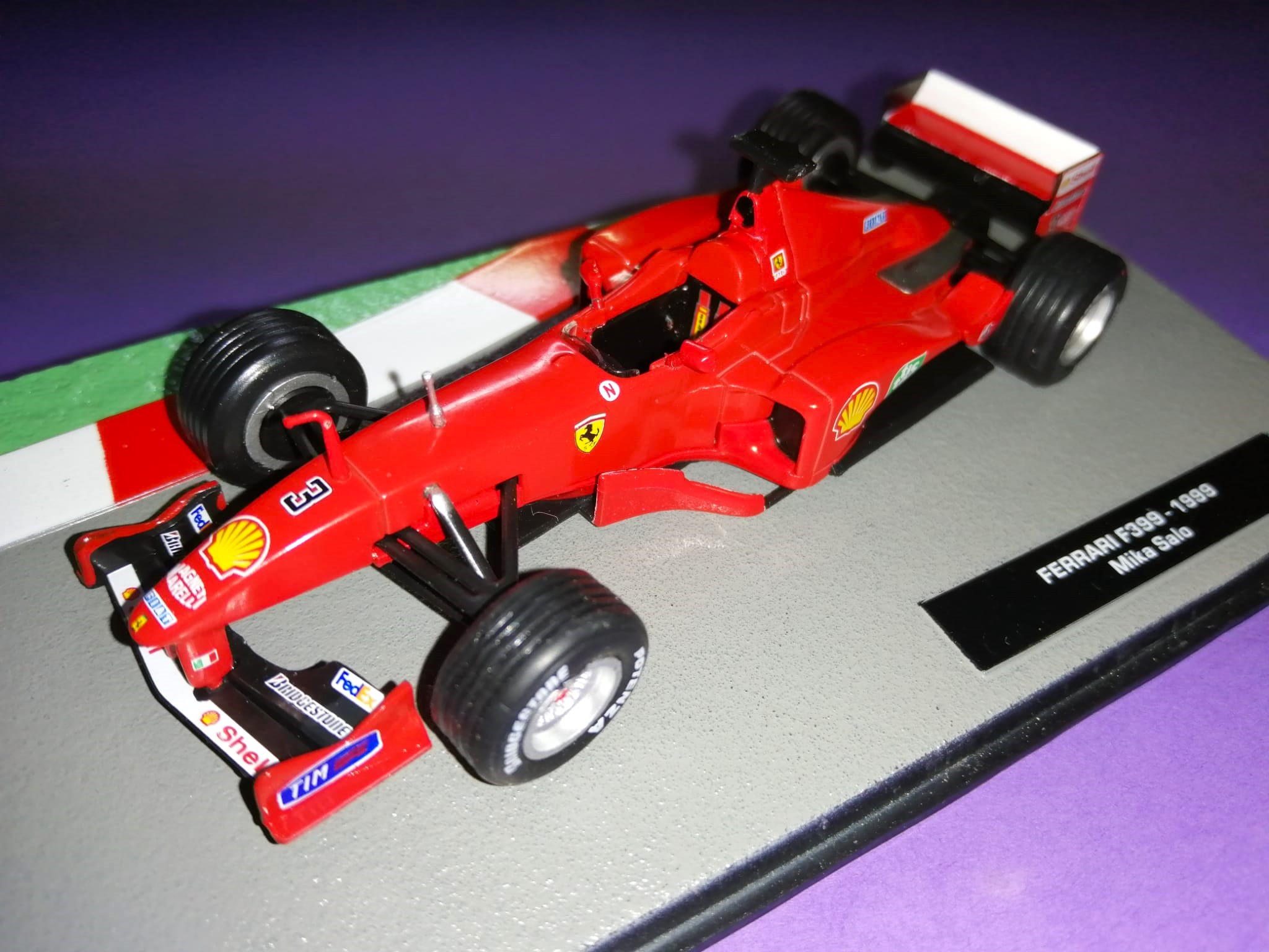 Modellauto 1:43 NEU, Mika Salo, Ferrari F399, Formel 1 Grand Prix 1999, In Plexiglasbox. 