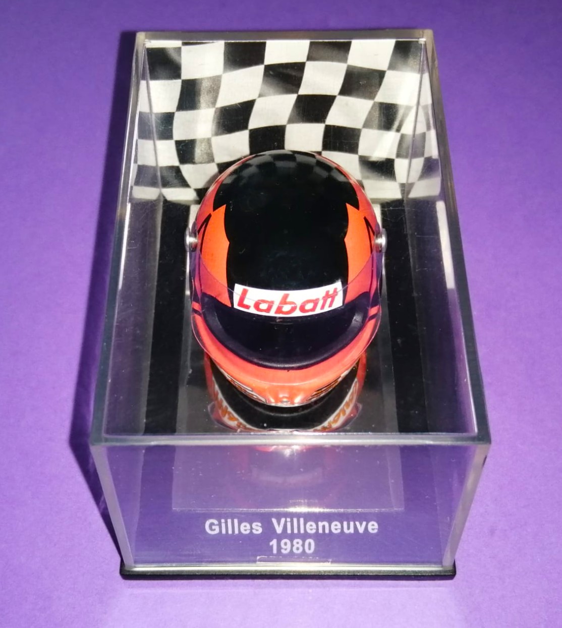 alter Metall Miniaturhelm 1:6, Gilles Villeneuve, Ferrari, Formel 1 Grand Prix 1980, in Original Plexiglasbox.