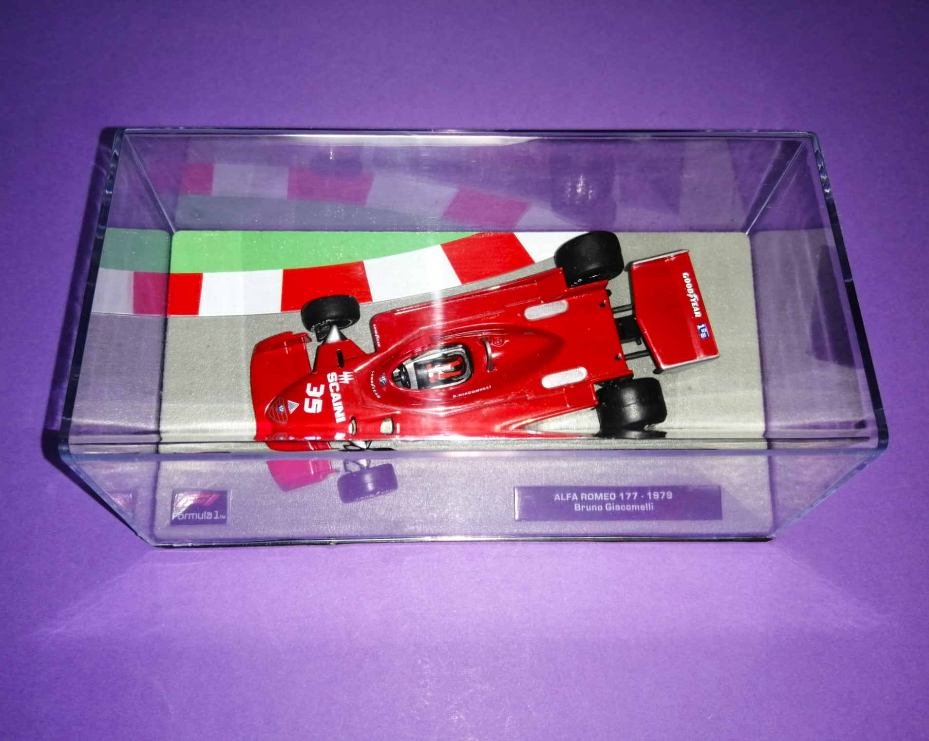 Modellauto 1:43 NEU, Bruno Giacomelli, Alfa Romeo 177, Formel 1 Grand Prix 1977, In Plexiglasbox.