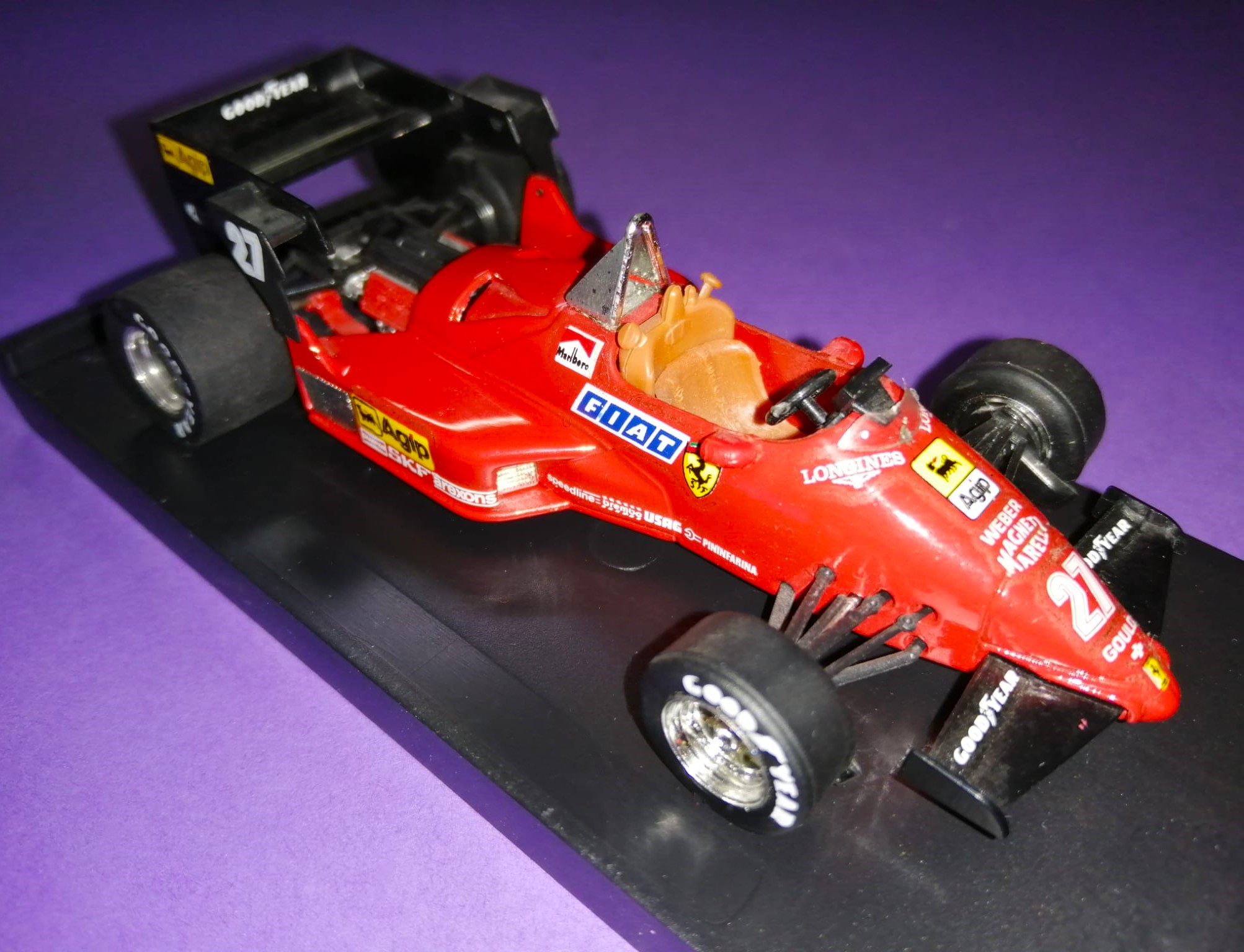 altes Modellauto 1:43, Michele Alboreto, Ferrari 126C4, Formel 1 Grand Prix 1984, In Plexiglasbox.