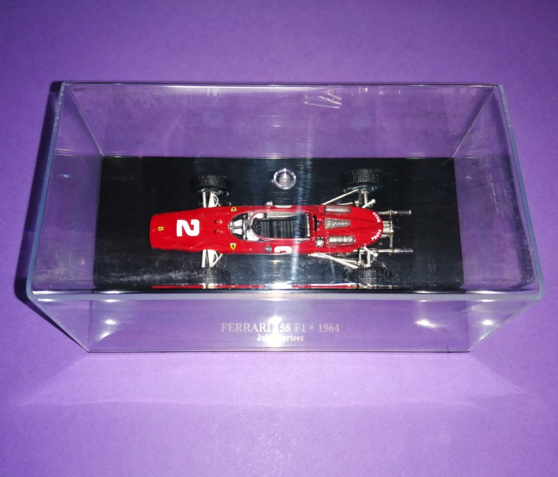 Modellauto 1:43 NEU, John Surtess, Ferrari 158, Formel 1 Grand Prix Weltmeister 1964, In Plexiglasbox. 