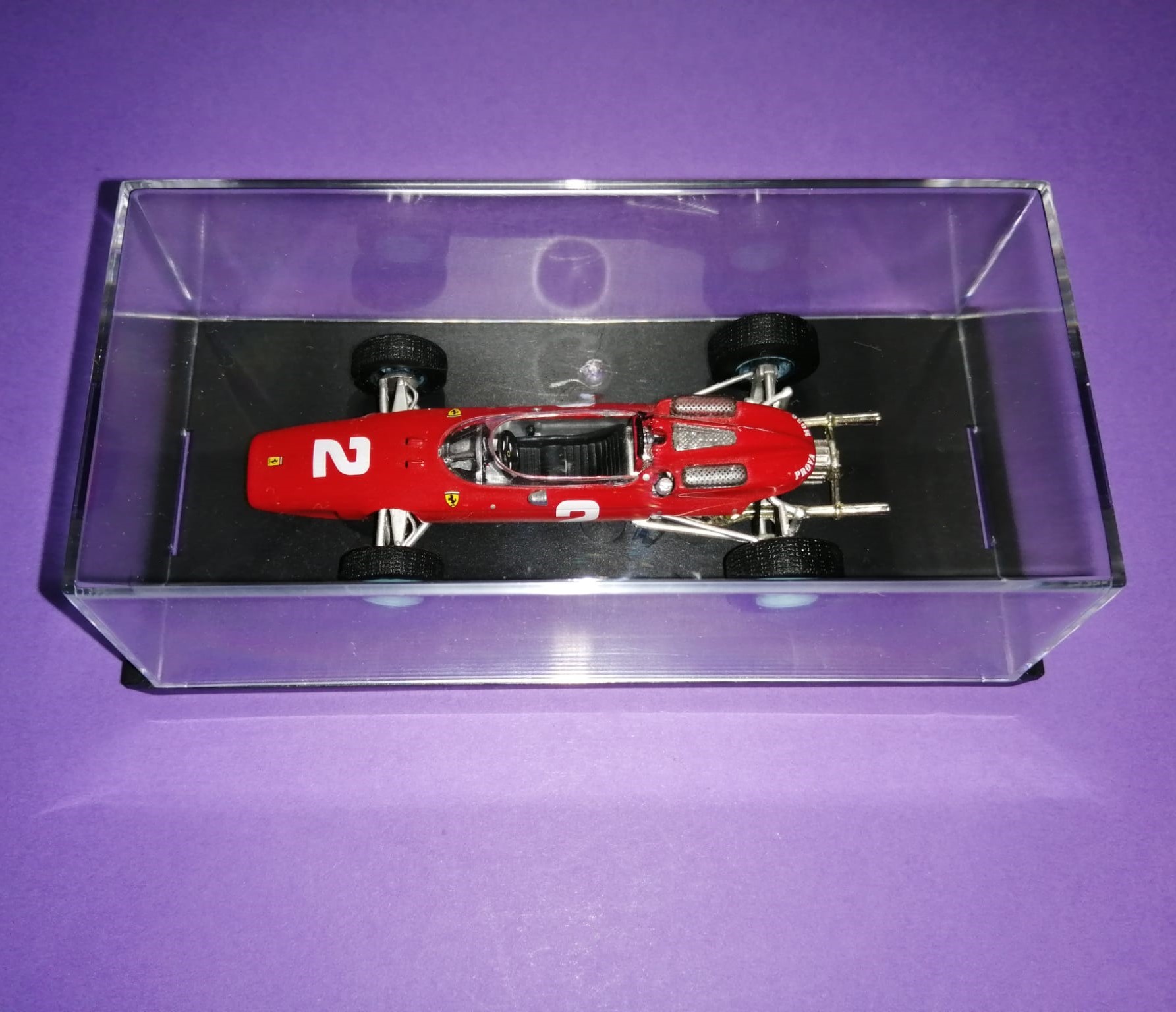 Modellauto 1:43, John Surtess, Ferrari 158, Formel 1 Grand Prix Weltmeister 1964, In Plexiglasbox.