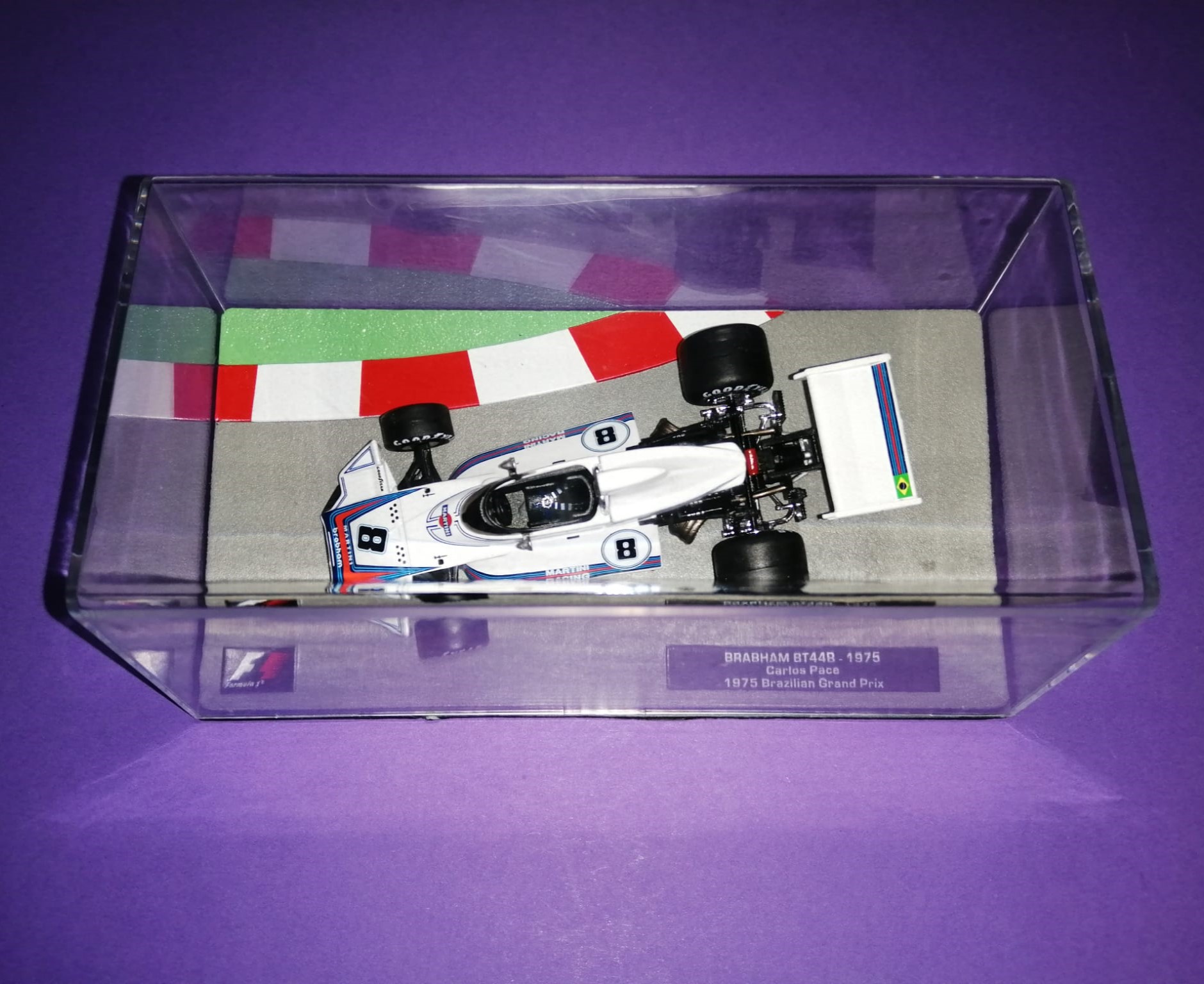 Modellauto 1:43 NEU, Carlos Pace, Martini Brabham BT44B, Formel 1 Grand Prix Brasilien 1975, in Plexiglasbox. 