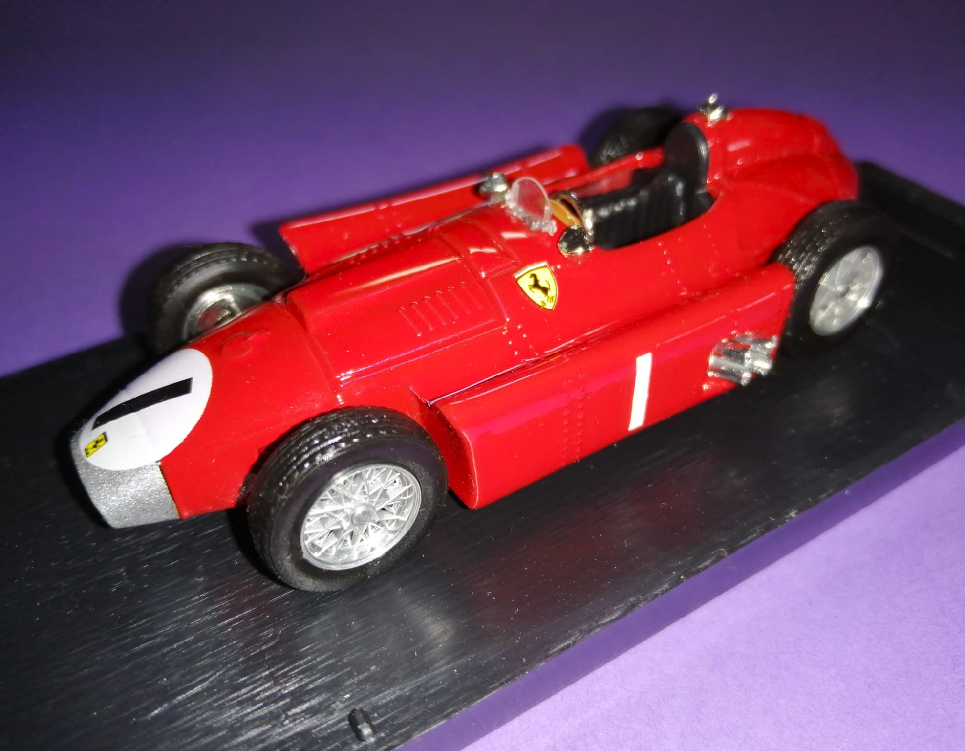 BRUMM Modellauto 1:43, Juan Manuel Fangio, Ferrari D50, Sieger Formel 1 Grand Prix Groß Britanien Silverstone 1956, in Original Plexiglasbox und Kartonhülle.