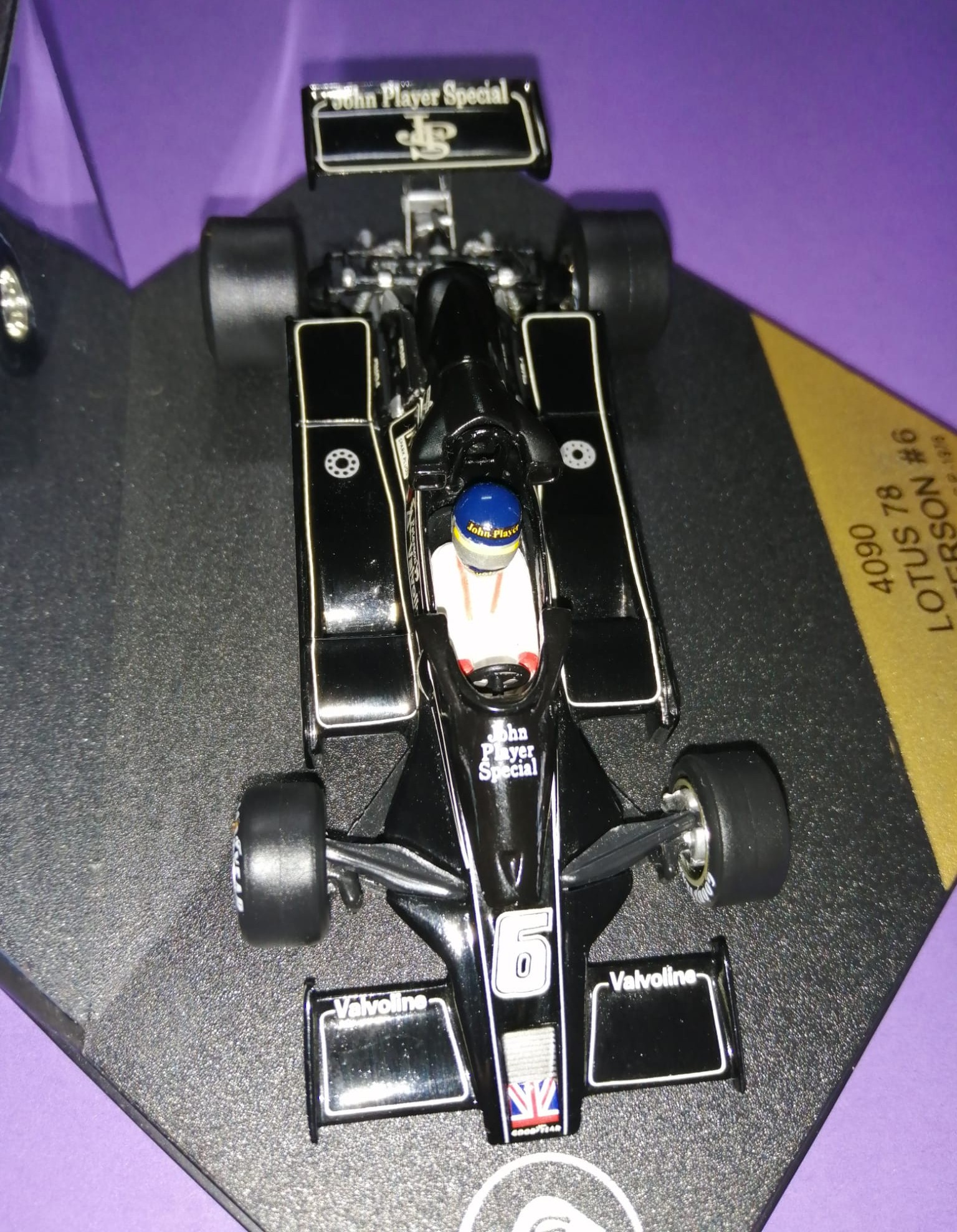 altes Quartzo Modellauto 1:43, Ronnie Peterson, John Player Spezial Lotus 78, Sieger Formel 1 Grand Prix Süd Afrika Kyalami 1978, in Original Plexiglasbox.