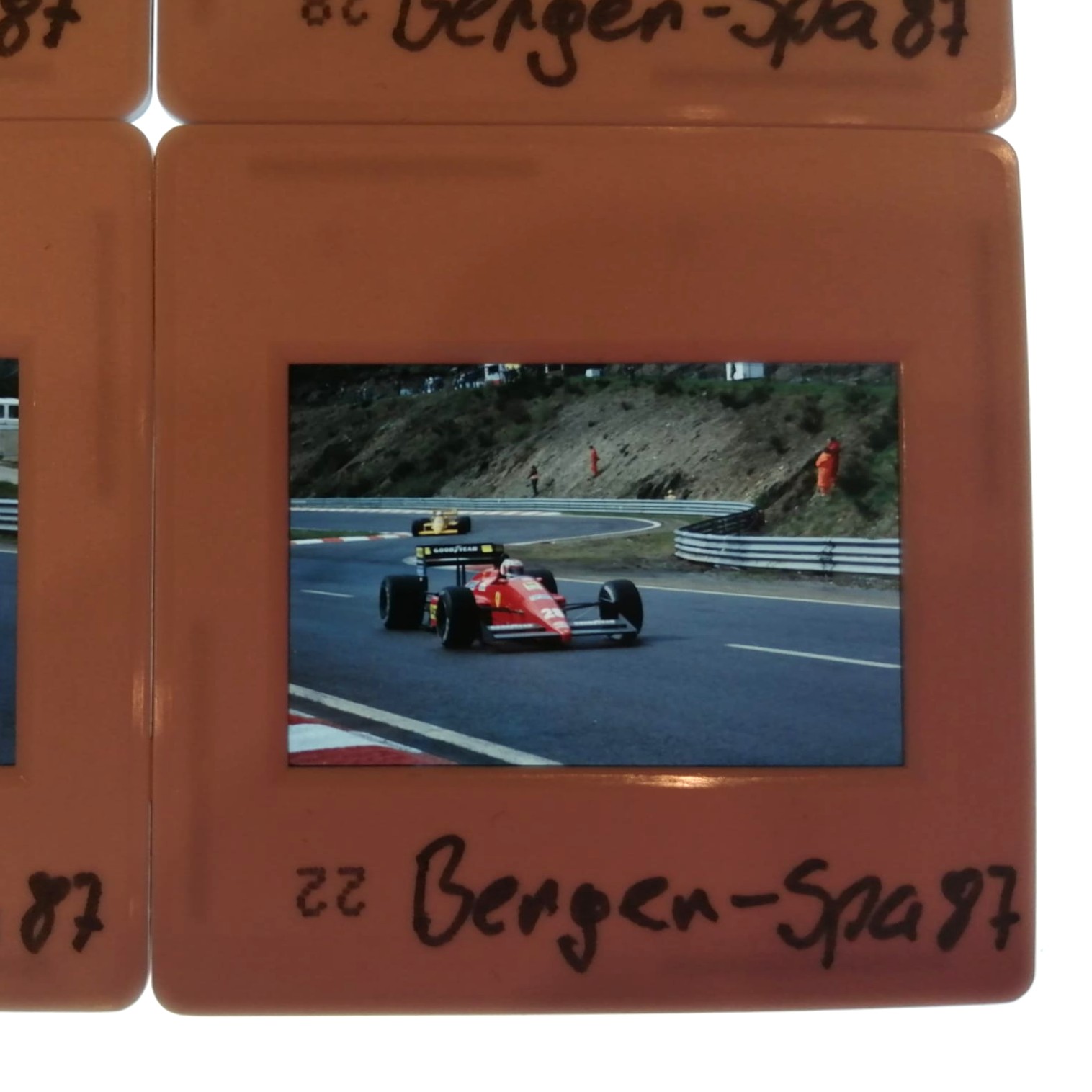 4 Stück alte Presse Foto DIAs, Gerhard Berger, Ferrari, Formel 1 Grand Prix Belgien Spa-Francorchamps 1987, 5x5cm