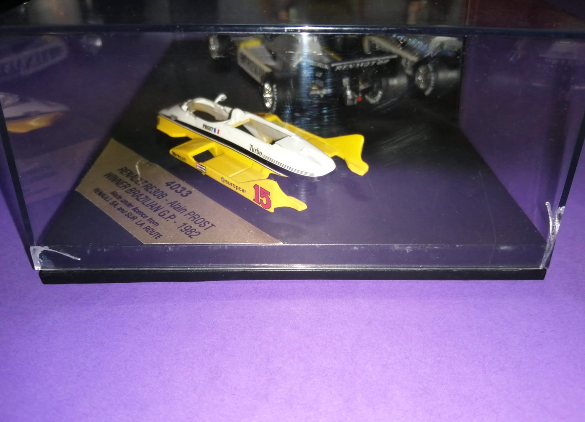 altes Quartzo Modellauto 1:43, Alain Prost, Renault RE30B, Sieger Formel 1 Grand Prix Brasilien Rio de Janeiro 1982, in Original Plexiglasbox.