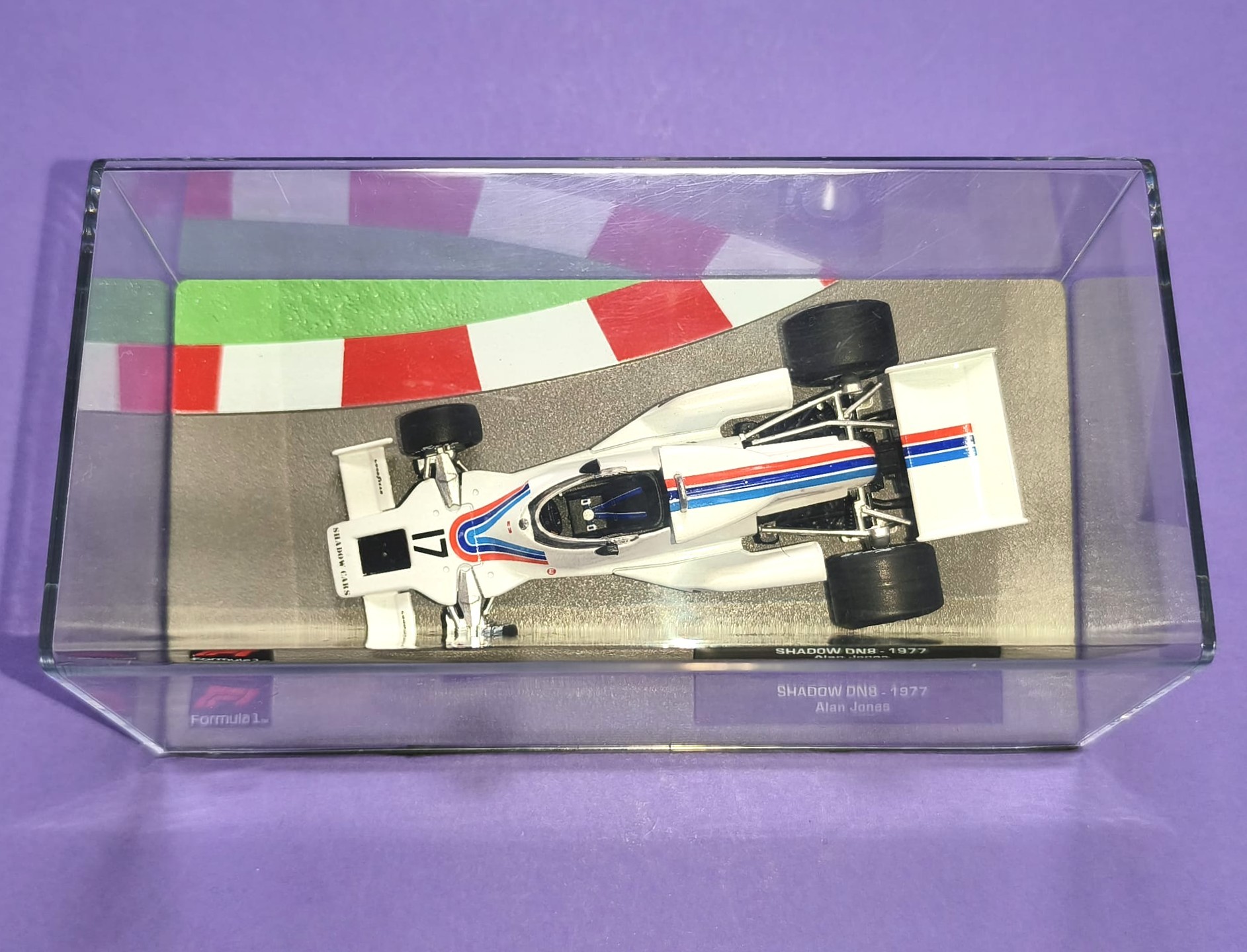 Modellauto 1:43 NEU, Alan Jones, Shadow DN8, Formel 1 Grand Prix 1977, in Plexiglasbox. 