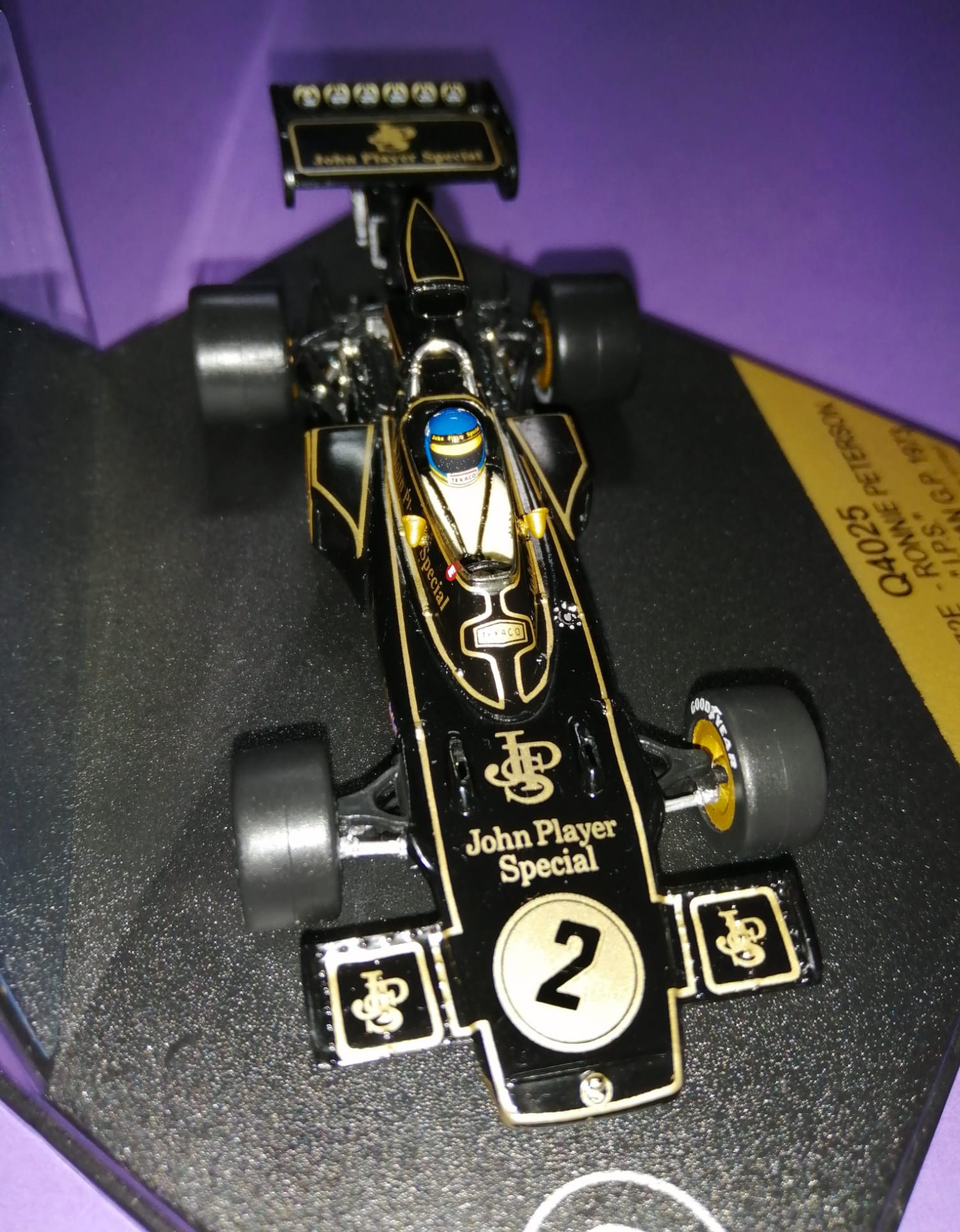 altes Quartzo Modellauto 1:43, Ronnie Peterson, John Player Spezial Lotus 72E, Sieger Formel 1 Grand Prix Italien Monza 1973, in Original Plexiglasbox.