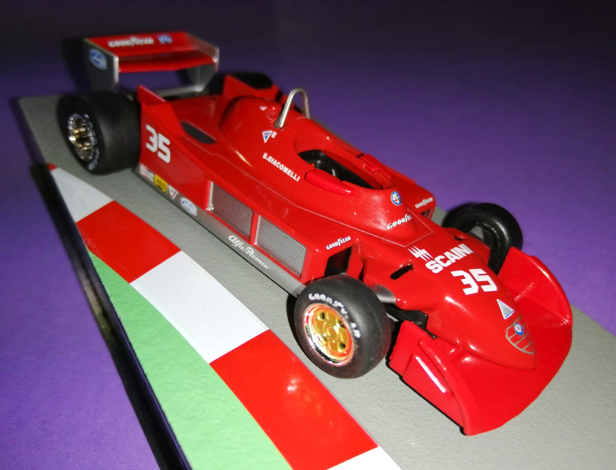 Modellauto 1:43 NEU, Bruno Giacomelli, Alfa Romeo 177, Formel 1 Grand Prix 1977, In Plexiglasbox.