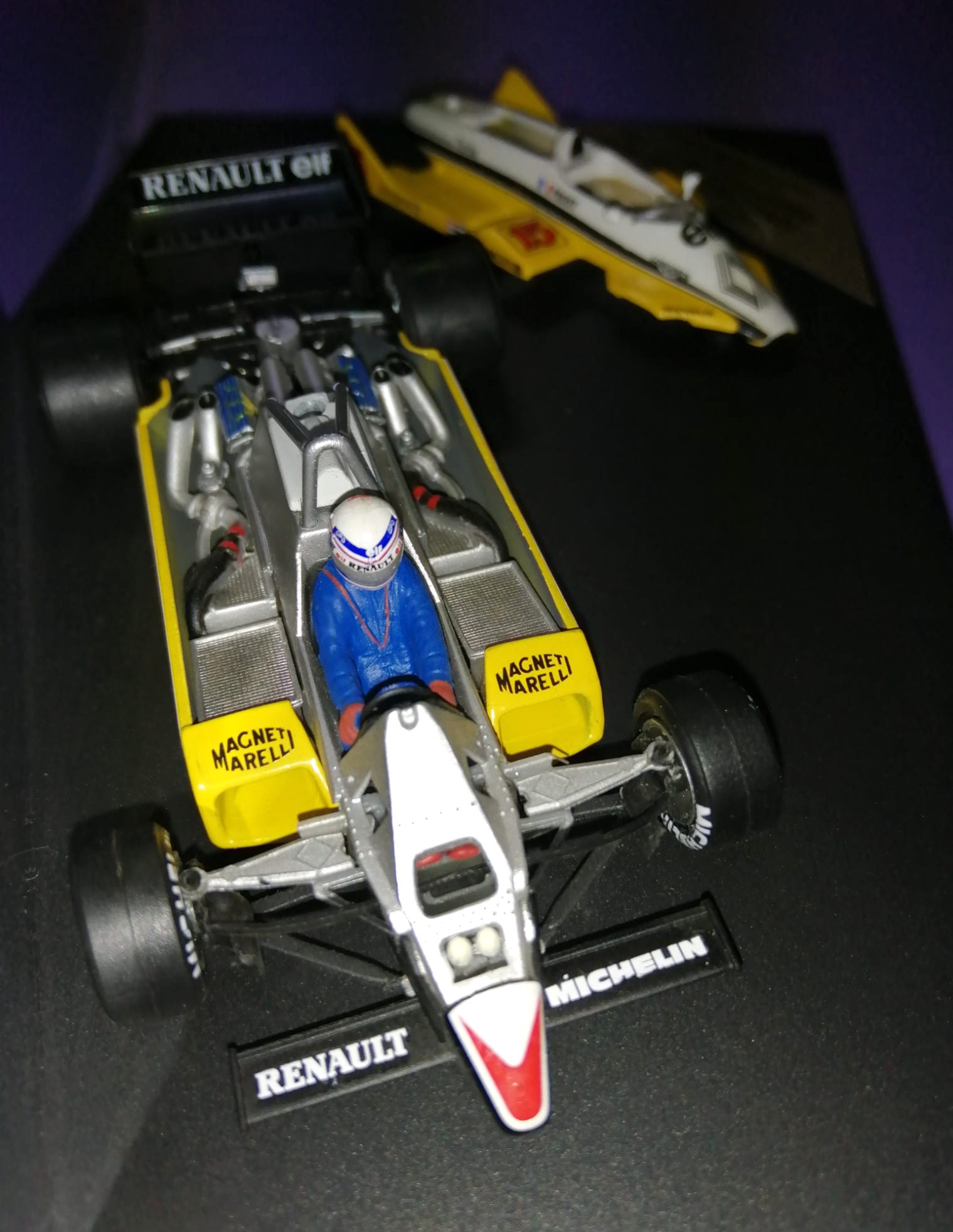 altes Quartzo Modellauto 1:43, Alain Prost, Renault RE30B, Sieger Formel 1 Grand Prix Brasilien Rio de Janeiro 1982, in Original Plexiglasbox.