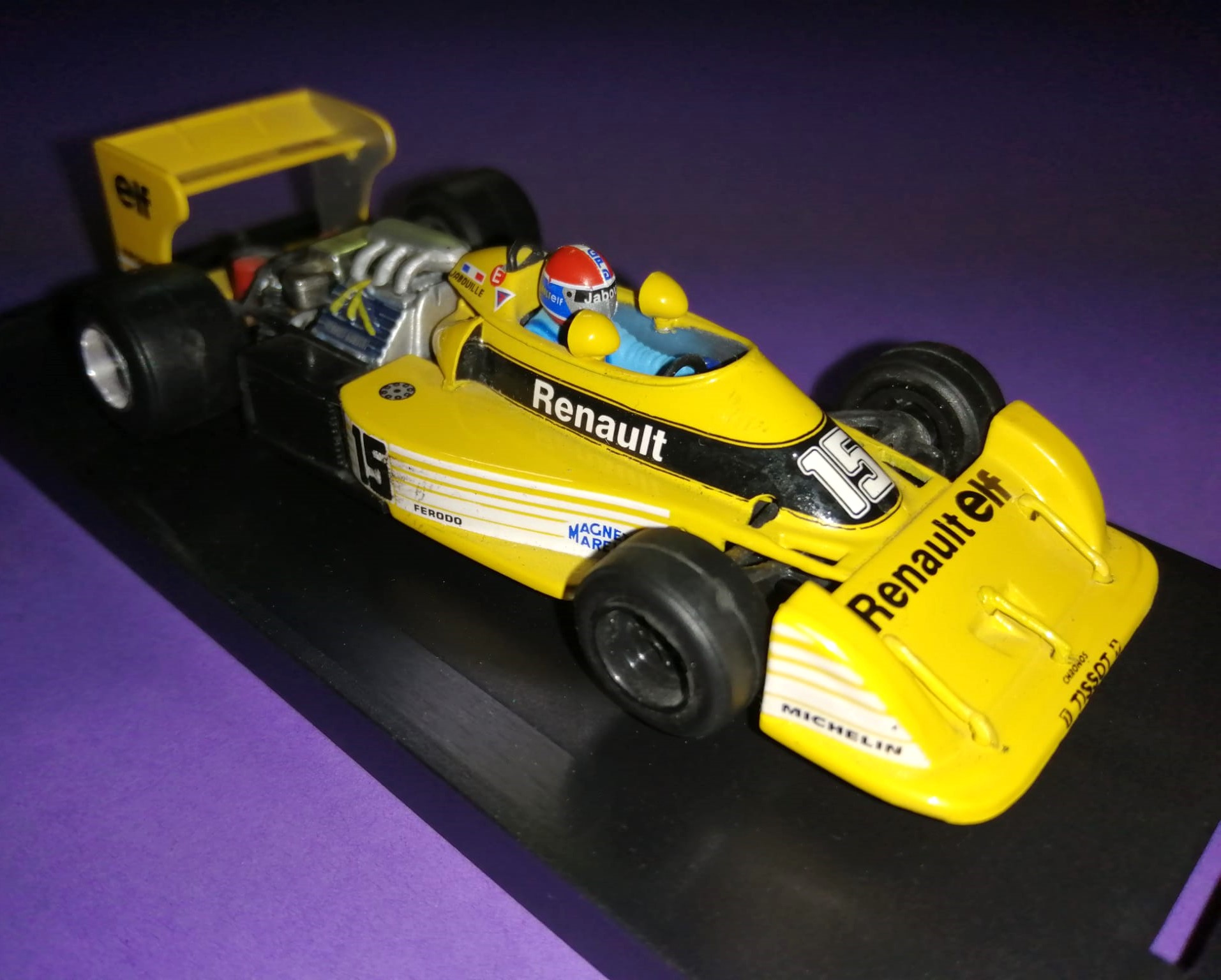 altes Quartzo Modellauto 1:43, Renault RS01 Turbo, Jean-Pierre Jabouille, Formel 1 Grand Prix 1977, in Plexiglasbox.