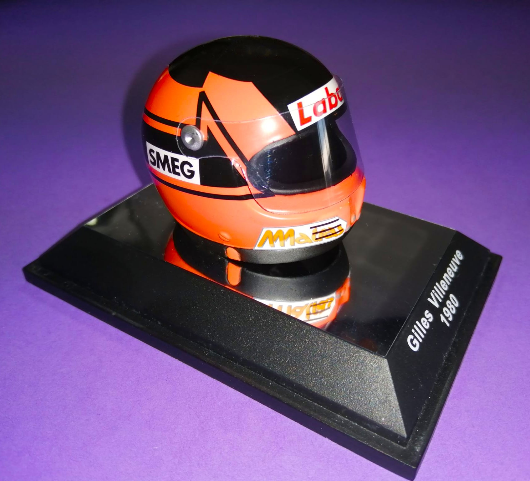 alter Metall Miniaturhelm 1:6, Gilles Villeneuve, Ferrari, Formel 1 Grand Prix 1980, in Original Plexiglasbox.