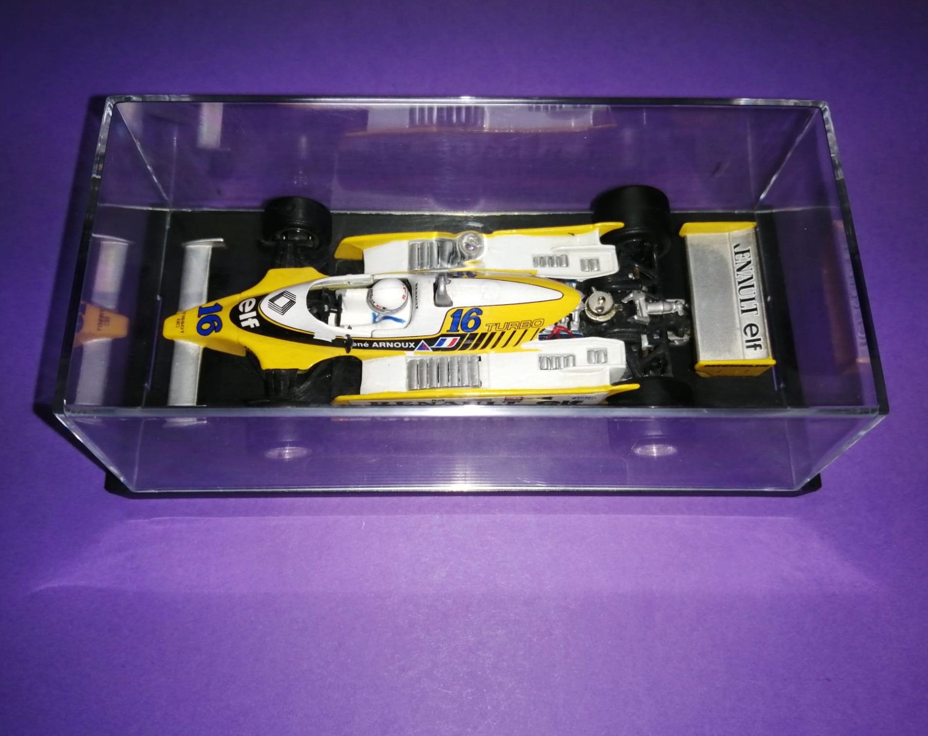 altes Quartzo Modellauto 1:43, Renault RE20 Turbo, Rene Arnoux, Formel 1 Grand Prix 1980, in Plexiglasbox.
