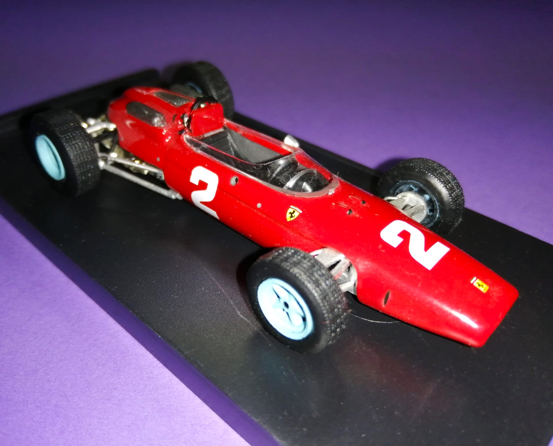 Modellauto 1:43, John Surtess, Ferrari 158, Formel 1 Grand Prix Weltmeister 1964, In Plexiglasbox.