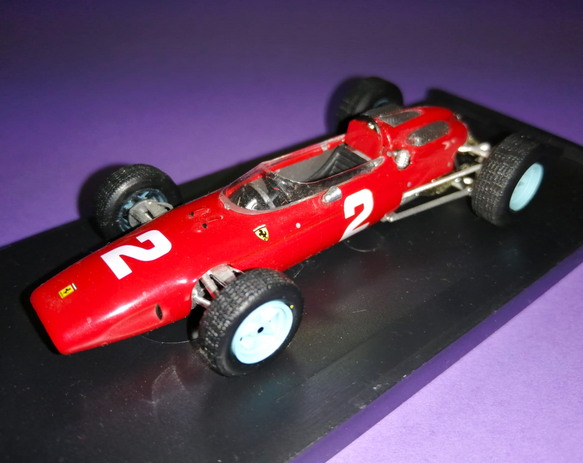 Modellauto 1:43, John Surtess, Ferrari 158, Formel 1 Grand Prix Weltmeister 1964, In Plexiglasbox.
